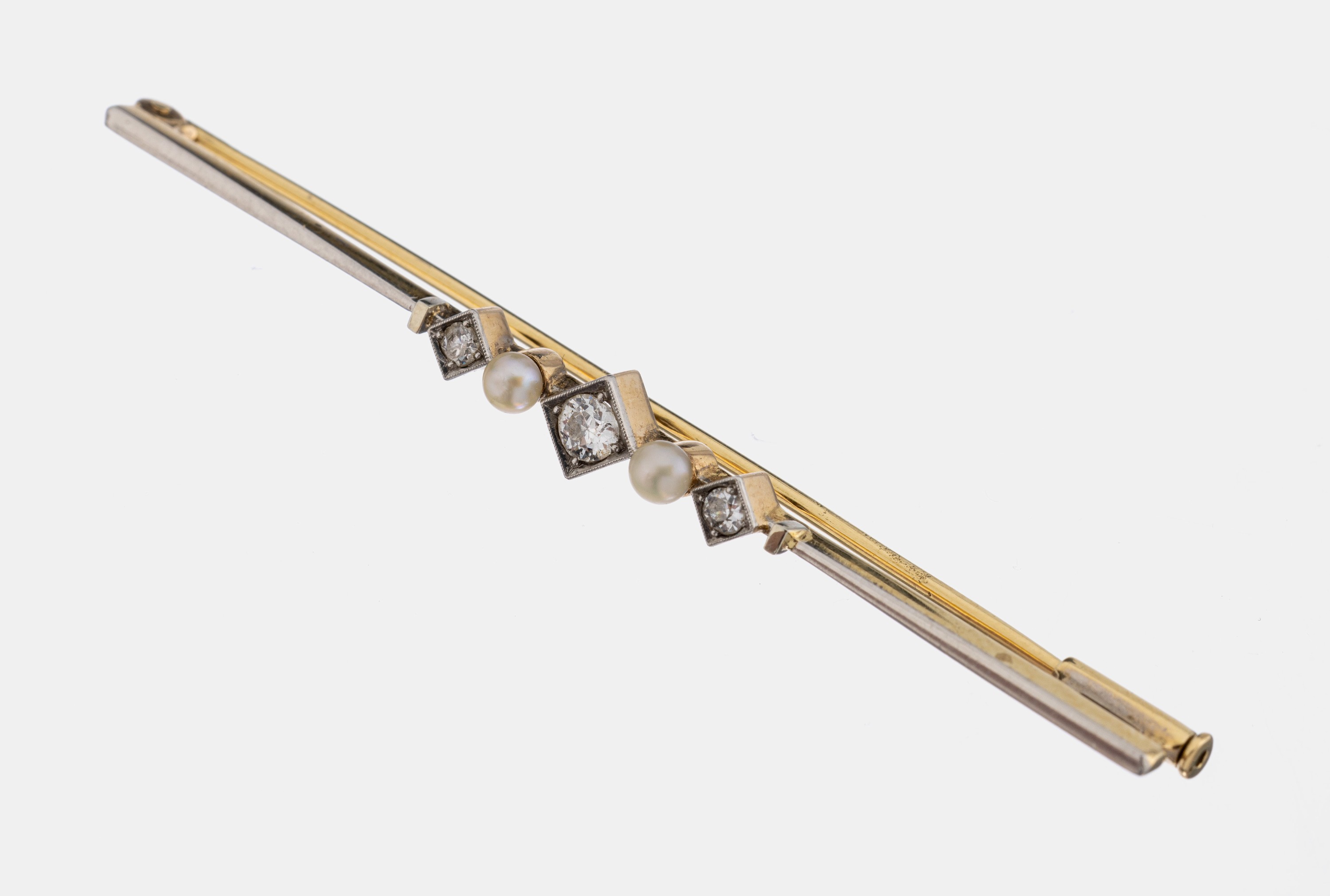 14 kt Gold Diamant-Perl-Brosche, um 1920, GG 585/000, schauseitig WG, 3 Altschliffdiamanten zus. ca. 0.10 ct Weiß/p, 2Perlen, L. ca. 6 cm, ca. 3.4 g