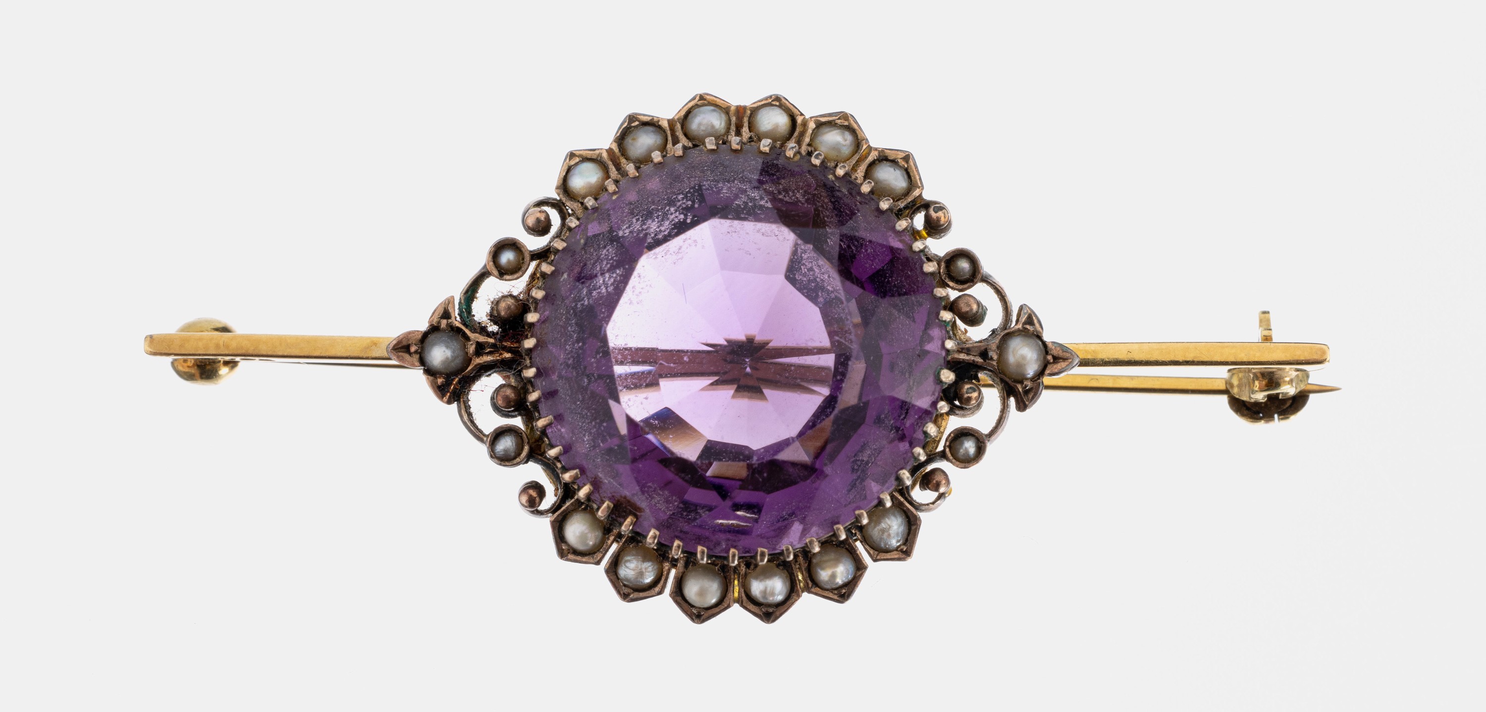 14 kt Gold Amethyst-Perl-Brosche, um 1910, GG 585/000, gr. rundfacett. Amethyst, umgeben von kl. in Silber gefassten Orientperlen, L. ca. 5.5 cm, ...