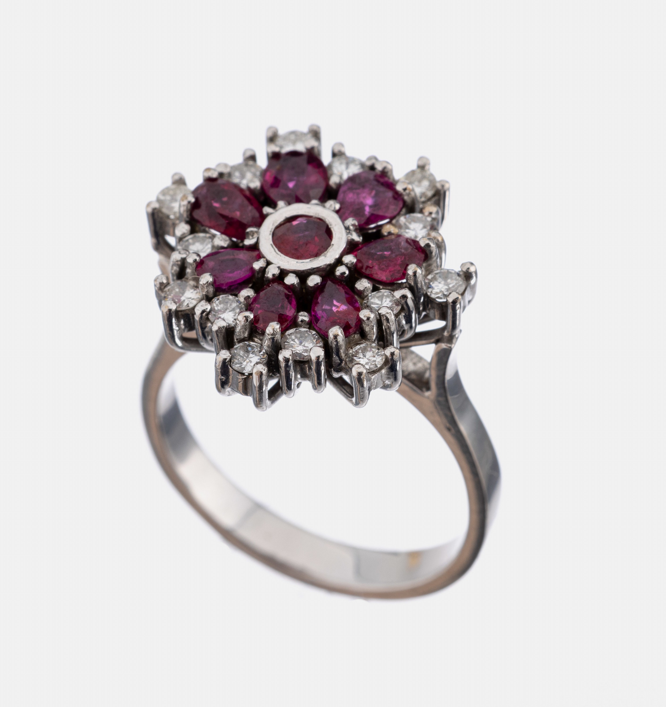 18 kt Gold Rubin-Brillant-Ring, WG 750/000,7 facett. Rubintropfen und 1 rundfacett. Rubinca. 0.78 ct, 14 Brillanten zus. ca. 0.56 ct Weiß/si, RW ...