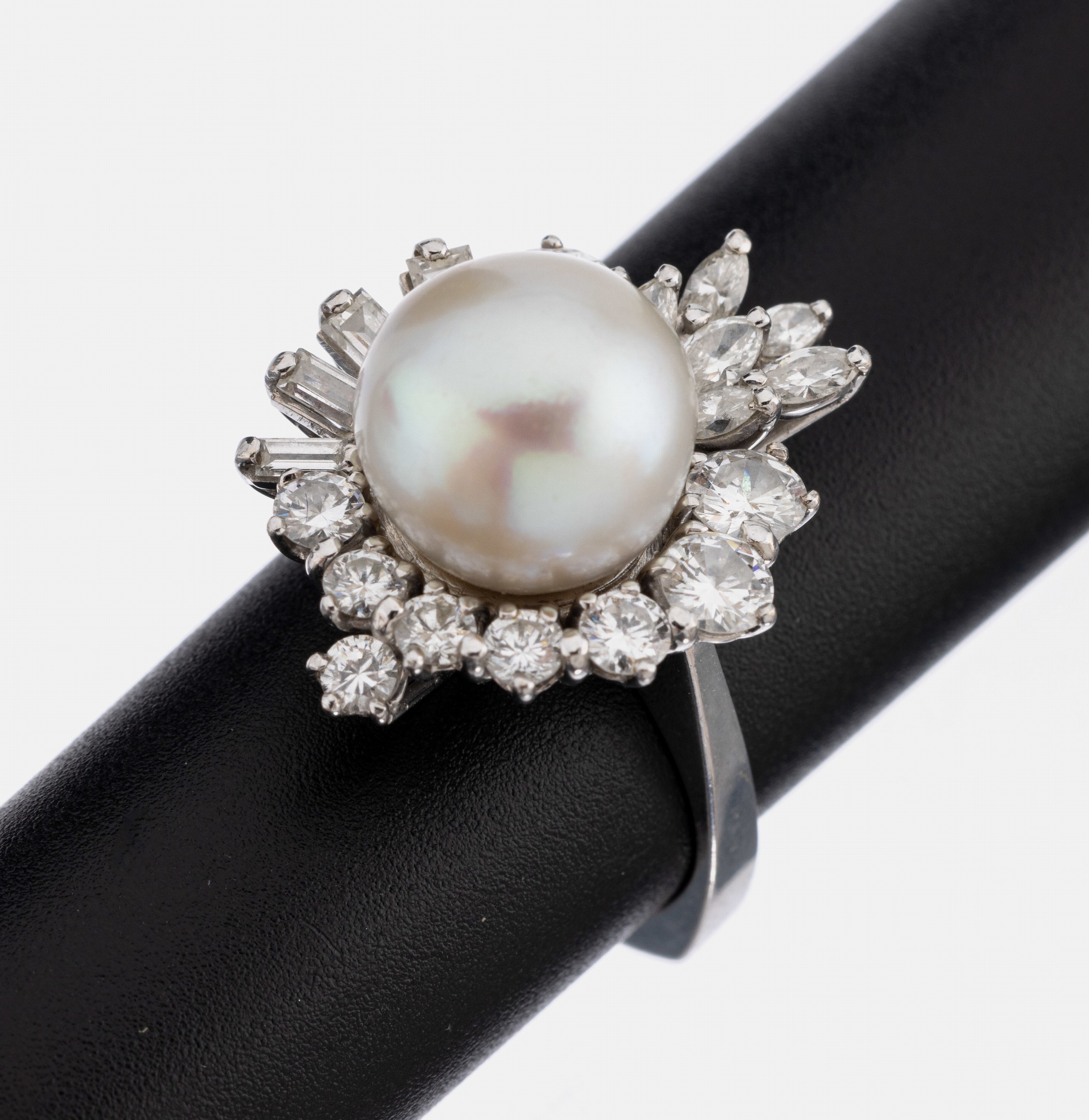 14 kt Gold Perl-Diamant-Ring, WG 585/000, mittig Südseezuchtperle, D. ca. 11.1 mm, 6 Diamant-Navettes, 4 Diamant-Baguettes und 9 Brillanten zus. ...