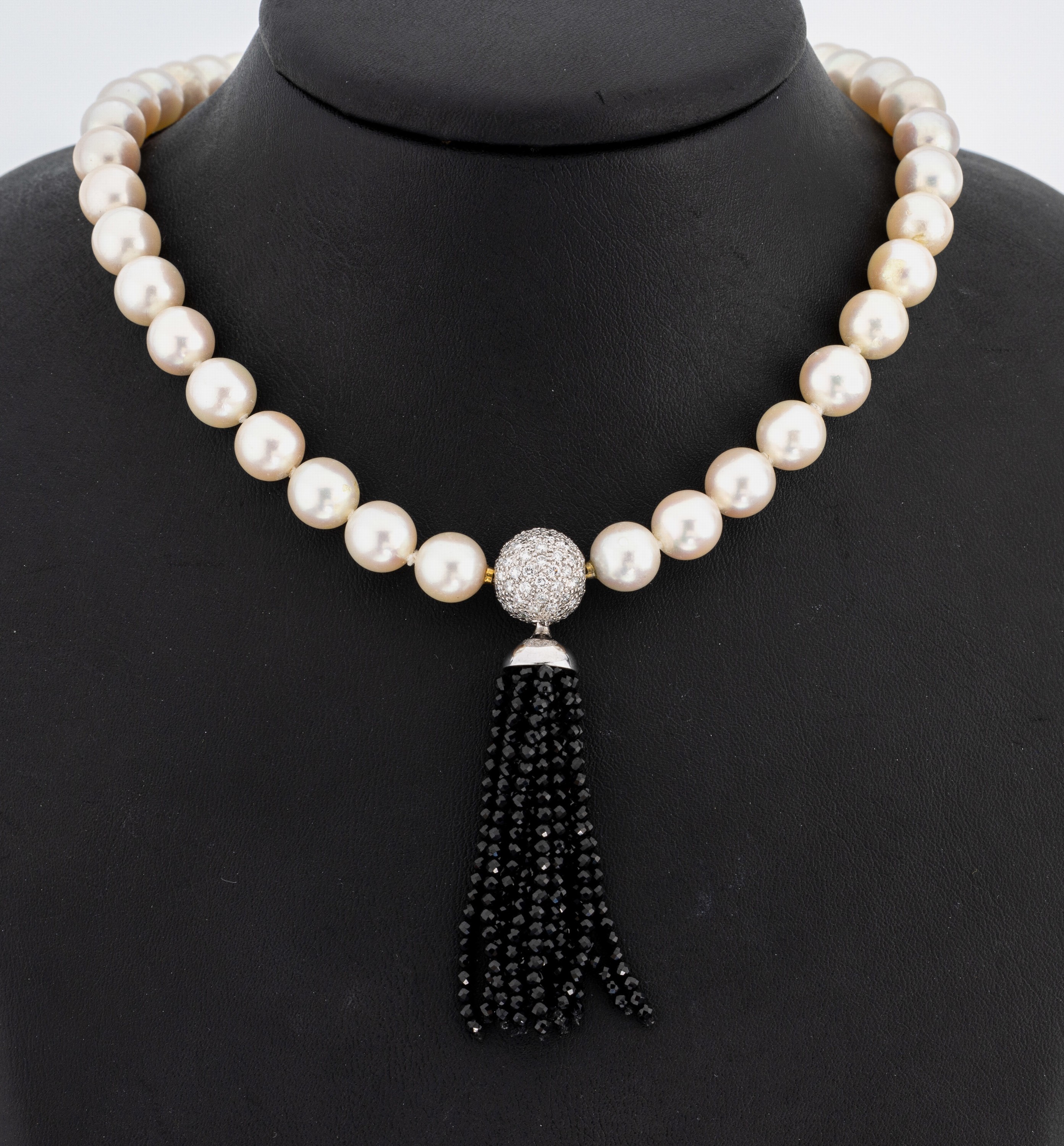 Zuchtperl-Collier mit 18 kt Gold LEO WITTWER Brillant-Onyx-Schmuckschließe, WG/GG 750/000, Südseezuchtperlen, D. ca. 8.9 mm, Kugelschließe mit ...