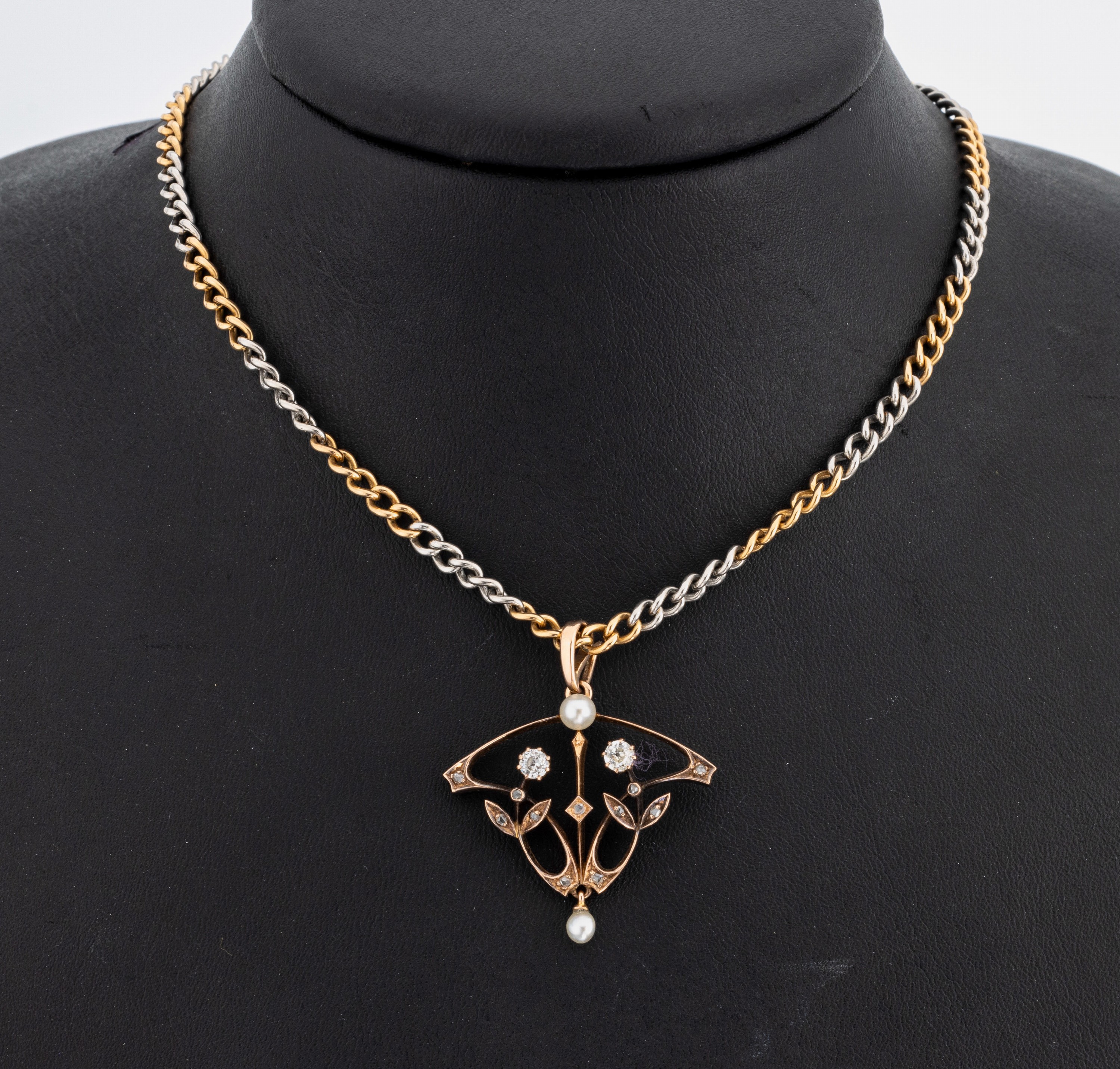 14 kt Gold Jugendstil Diamant-Perl-Anhänger, deutsch um 1900, RG 585/000 gepr., florale Gestaltung, 2 Altschliffdiamanten zus. ca. 0.30 ct Weiß/p, ...