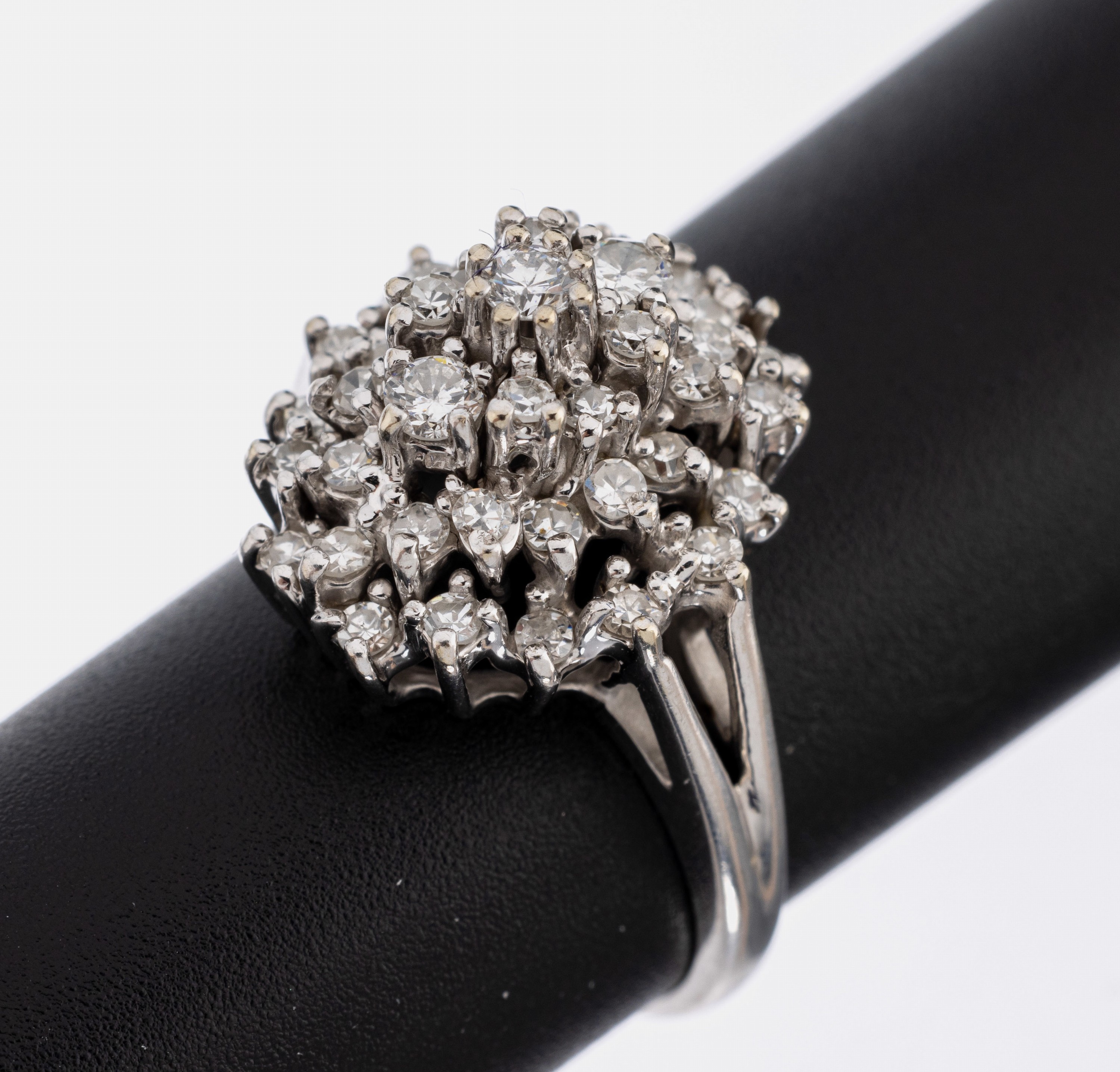14 kt Gold Diamant-Ring, WG 585/000, Aufbauin mehreren Ebene, 3 Brillanten und 37 8/8- Diamanten zus. ca. 0.90 ct Weiß/si, RW 54, ca. 5.9 g