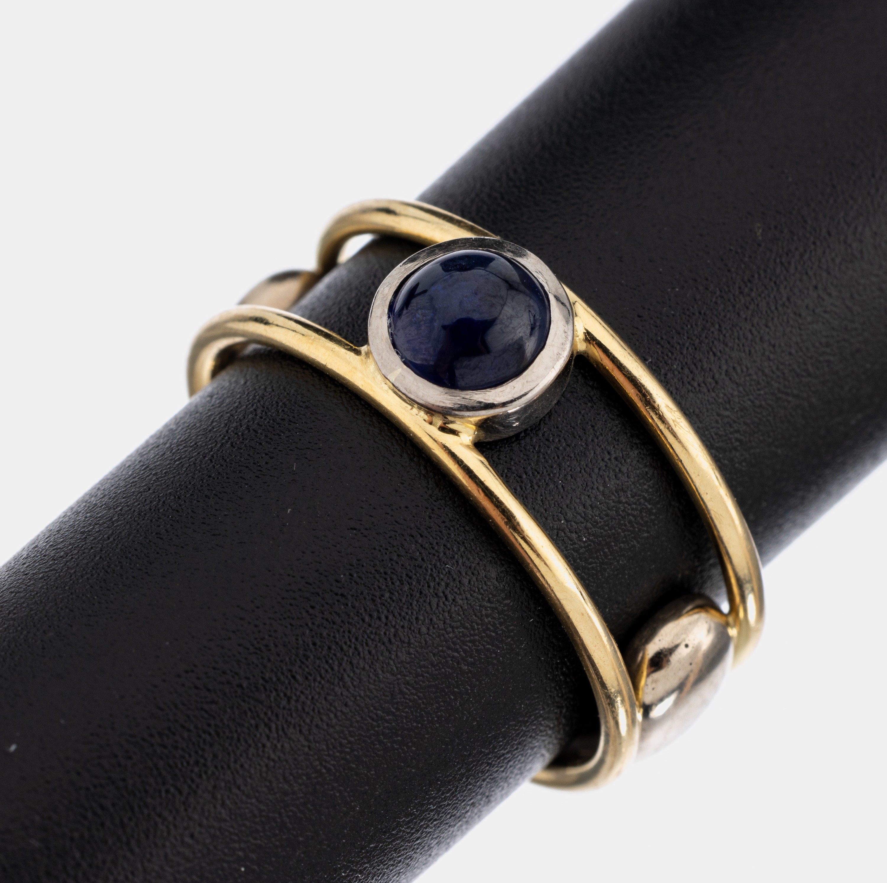14 kt Gold Saphir-Ring, GG/WG 585/000, runder Saphir-Cabochon ca. 0.70 ct, RW 54, ca. 7.5 g