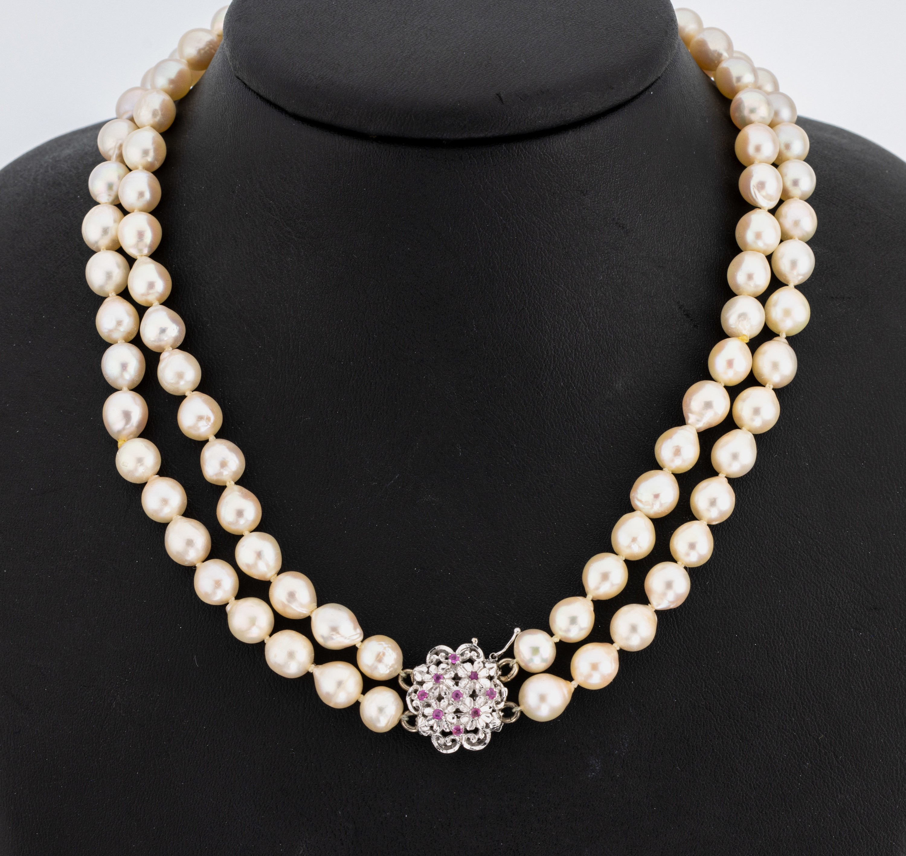 Zuchtperl-Collier mit 18 kt Gold Schließe, WG 750/000, 2-rhg. Akoyazuchtperlen, D. ca. 7 mm, Kastenschloss mit kl. rundfacett. Rubinen,L. ca. 37.5 ...