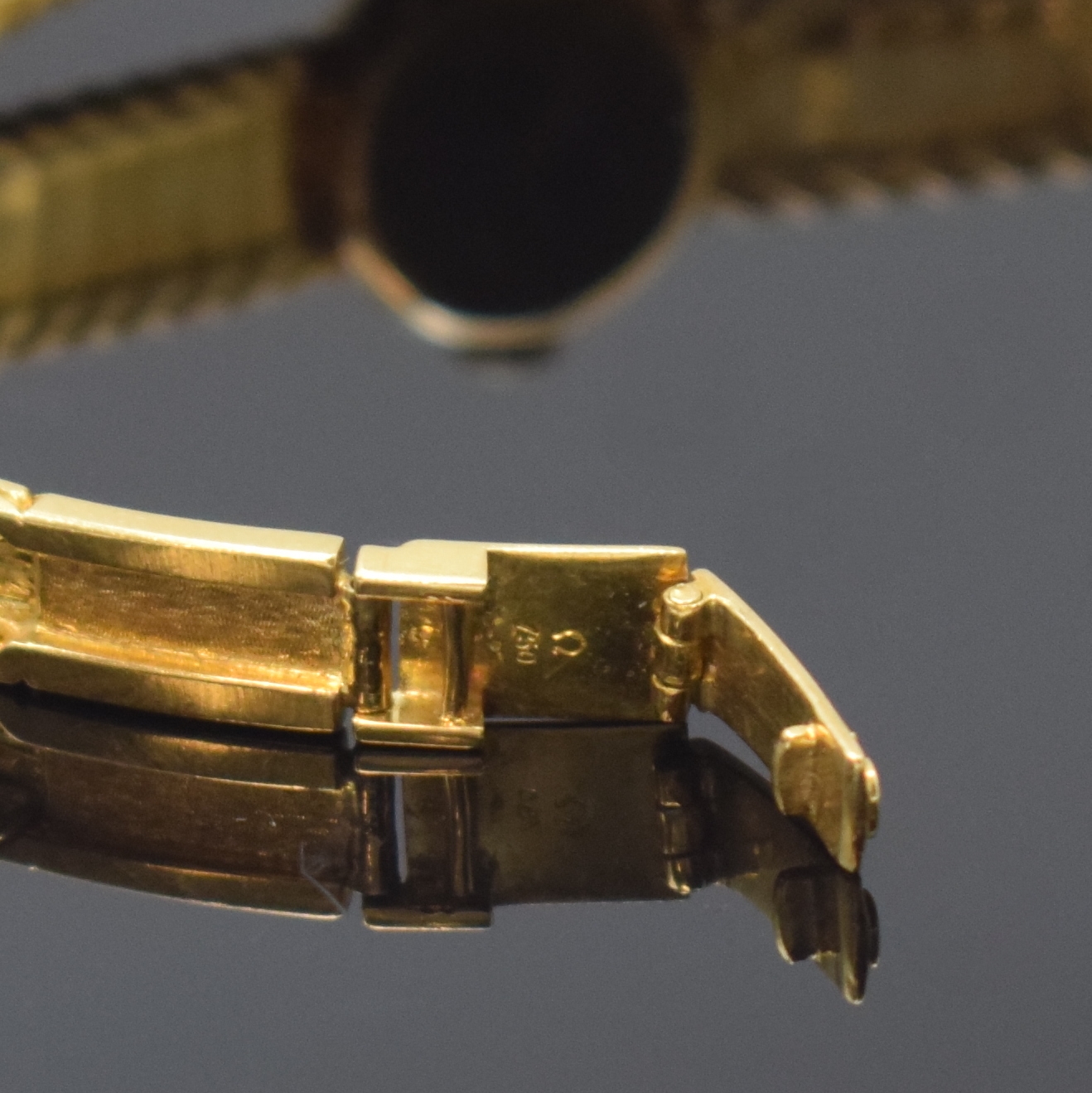 Detail c: OMEGA Damenarmbanduhr in GG 750/000 Referenz 7088 GY, Handaufzug, Schweiz um 1961, 2- teil. Geh., Boden aufgedr., orig. Band zum Ende verlängert, ...
