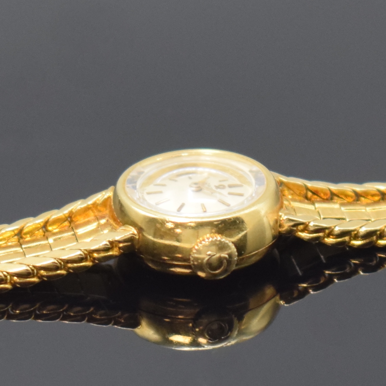 Detail d: OMEGA Damenarmbanduhr in GG 750/000 Referenz 7088 GY, Handaufzug, Schweiz um 1961, 2- teil. Geh., Boden aufgedr., orig. Band zum Ende verlängert, ...