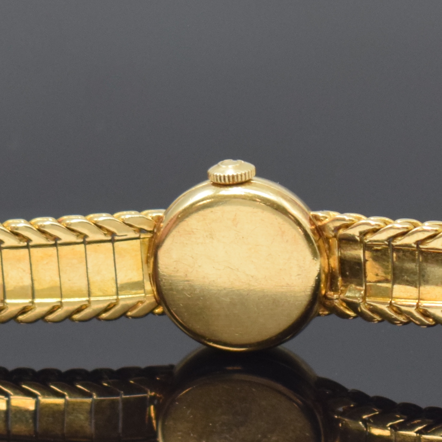 Detail e: OMEGA Damenarmbanduhr in GG 750/000 Referenz 7088 GY, Handaufzug, Schweiz um 1961, 2- teil. Geh., Boden aufgedr., orig. Band zum Ende verlängert, ...