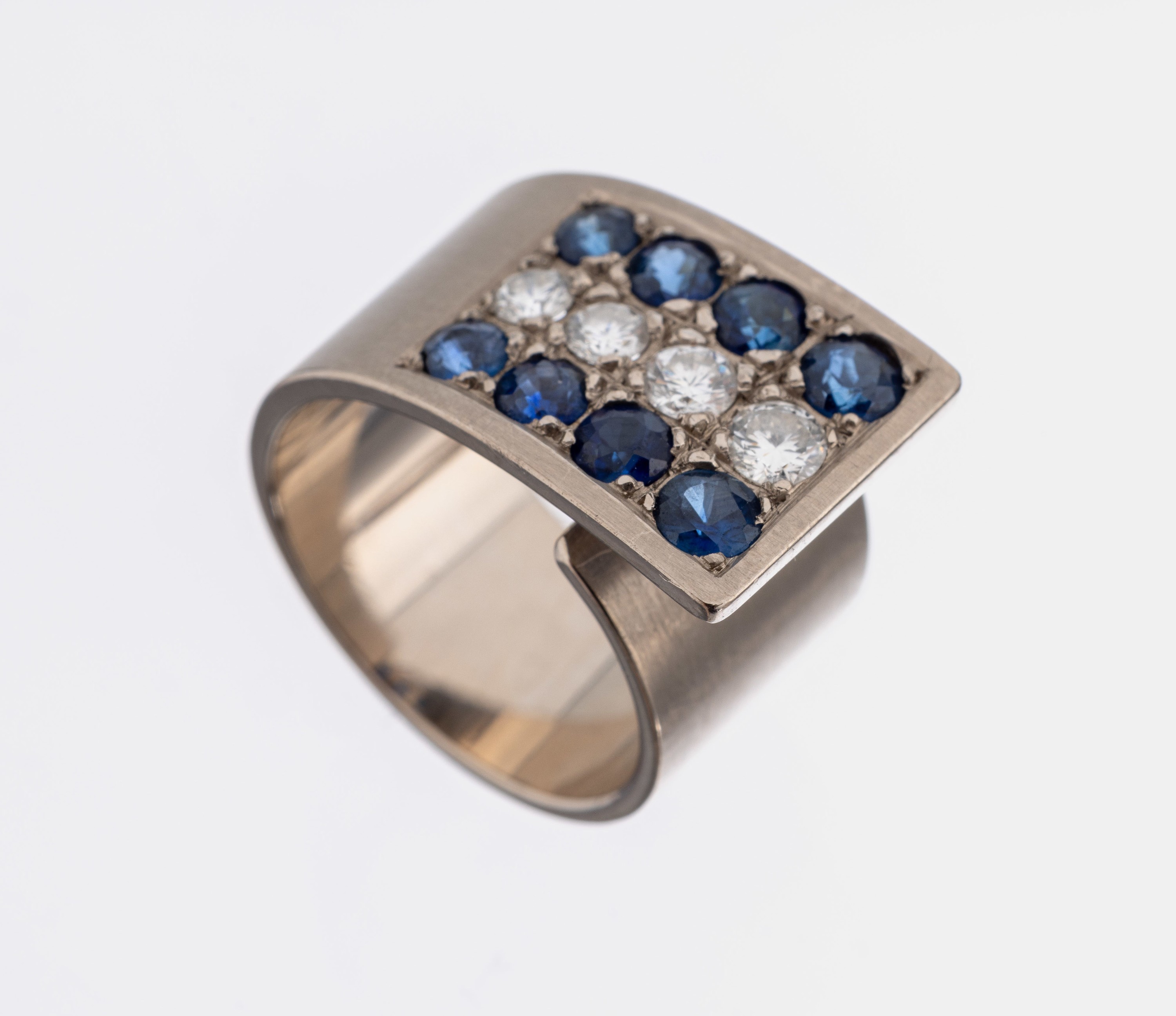 18 kt Gold Saphir-Brillant-Ring, WG 750/000sat., außergewöhnliche Gestaltung, 8 rundfacett. Saphire zus. ca. 0.40 ct, 4 Brillanten zus. ca. 0.32 ...