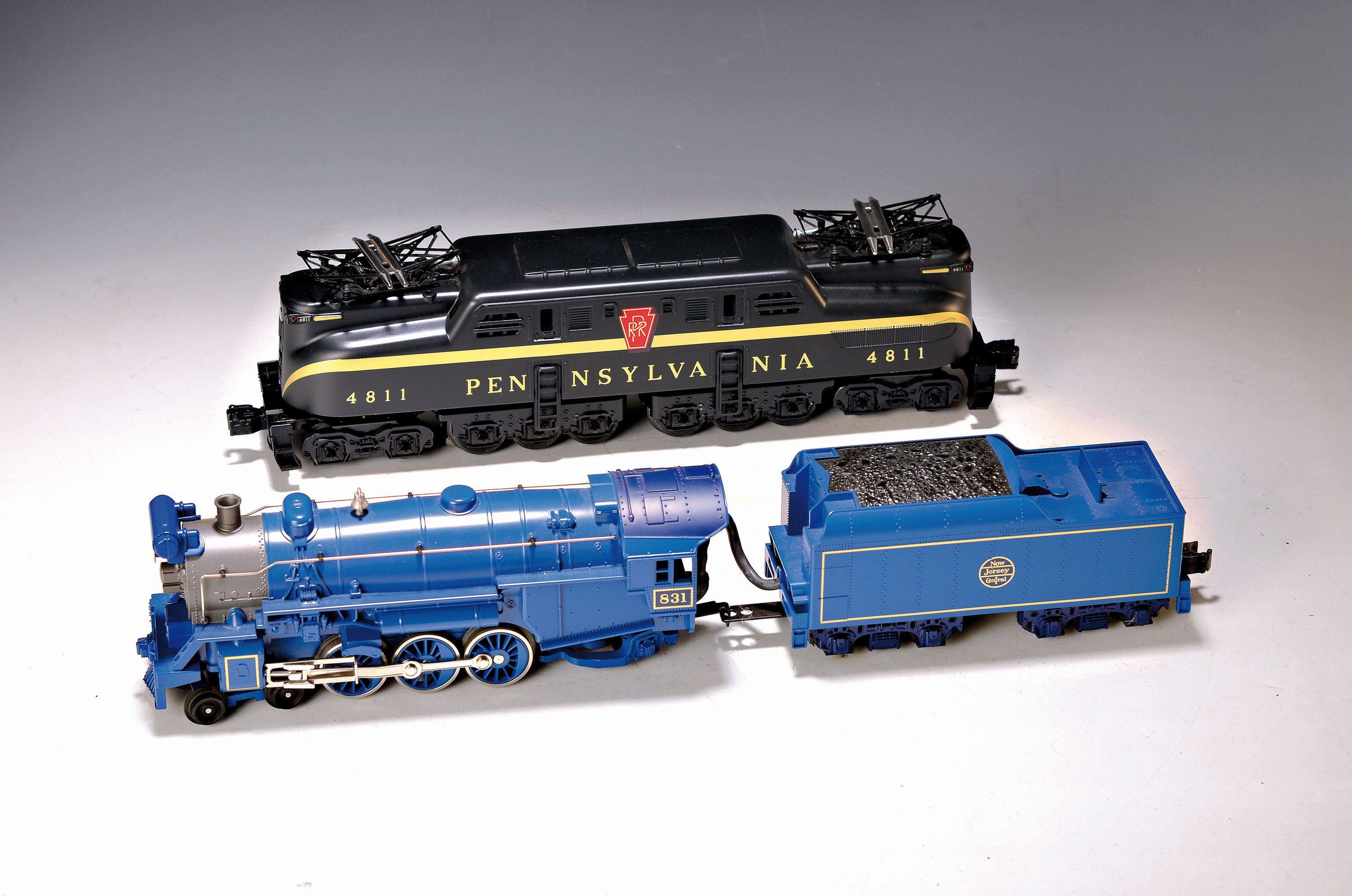 2 Modelllokomotiven Spur 0, M.T.H. Electric Trains, USA, 1980er-Jahre, Schlepptenderlok New Jersey Central 831 in blau mit Raucheinheit; E-Lok ...