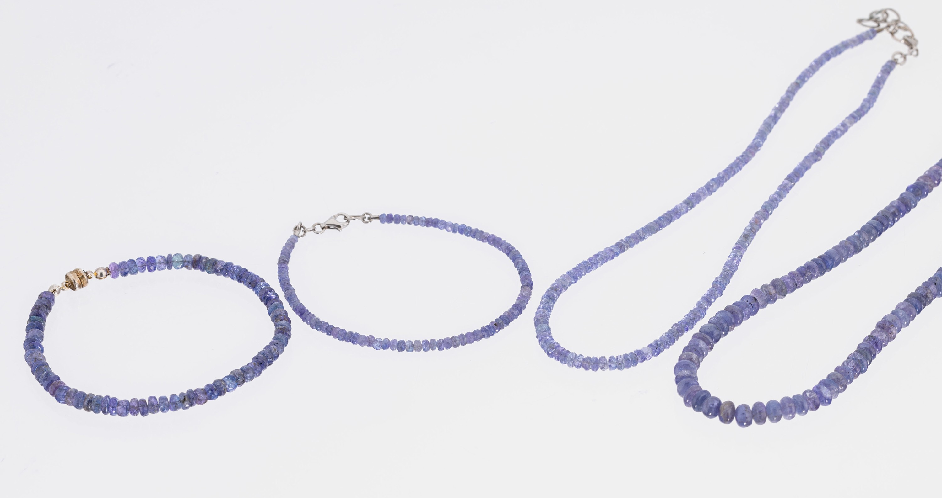 Tansanit-Konvolut, best. aus: 3 Collier, L.2 x 41 cm 1 x 45 cm, Karabinerschließen, und 5 Armbänder, 3 x 21 cm mit Magnetschließen, 2 x 20 cm ...