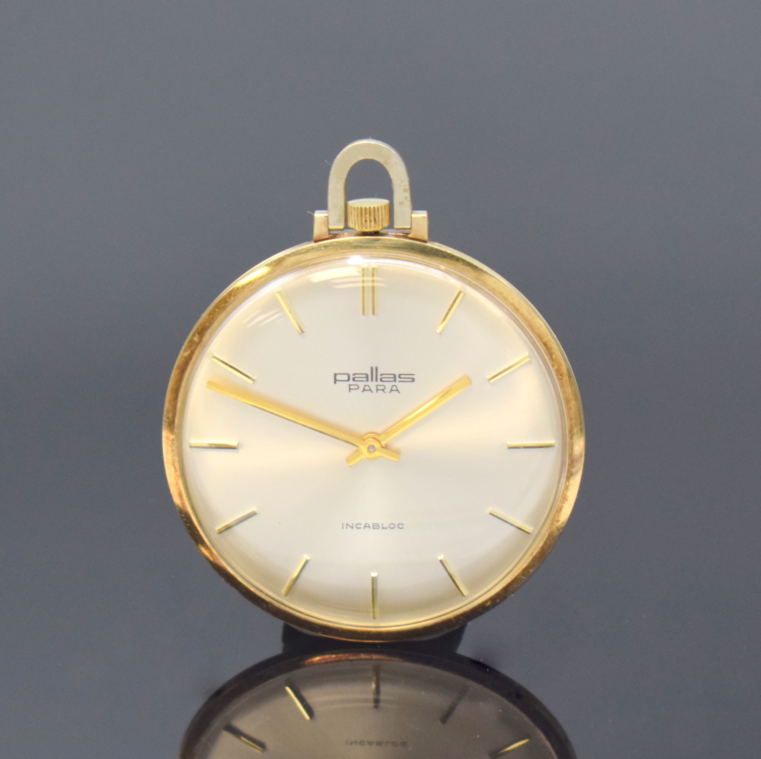 PALLAS Para Frackuhr in GG 585/000, Schweiz um 1965, Handaufzug, Glasrand aufgedr., rücks. m. Datumsgravur, silb. Zifferbl. m. gold. Std.-Ind., ...