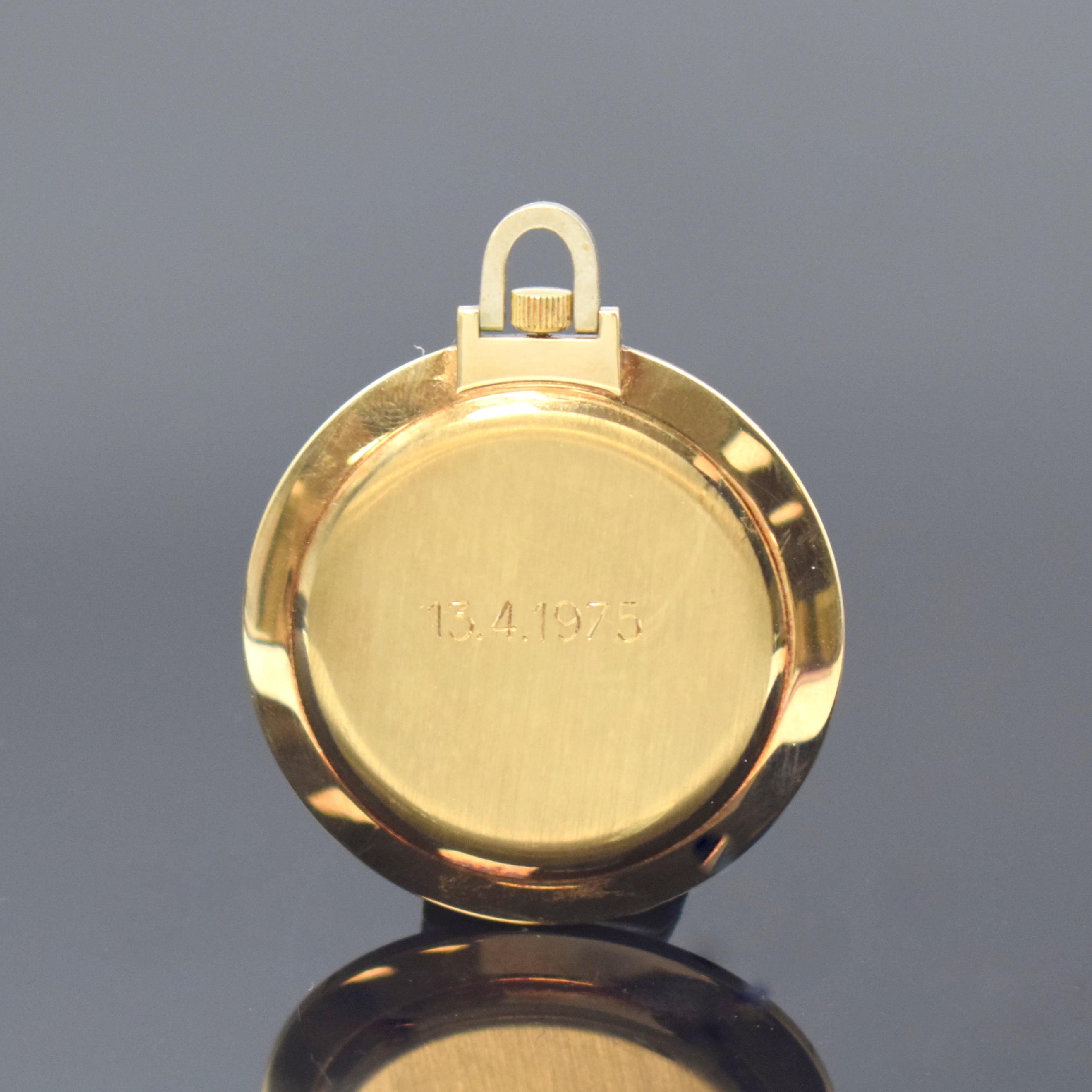 Detail a: PALLAS Para Frackuhr in GG 585/000, Schweiz um 1965, Handaufzug, Glasrand aufgedr., rücks. m. Datumsgravur, silb. Zifferbl. m. gold. Std.-Ind., ...