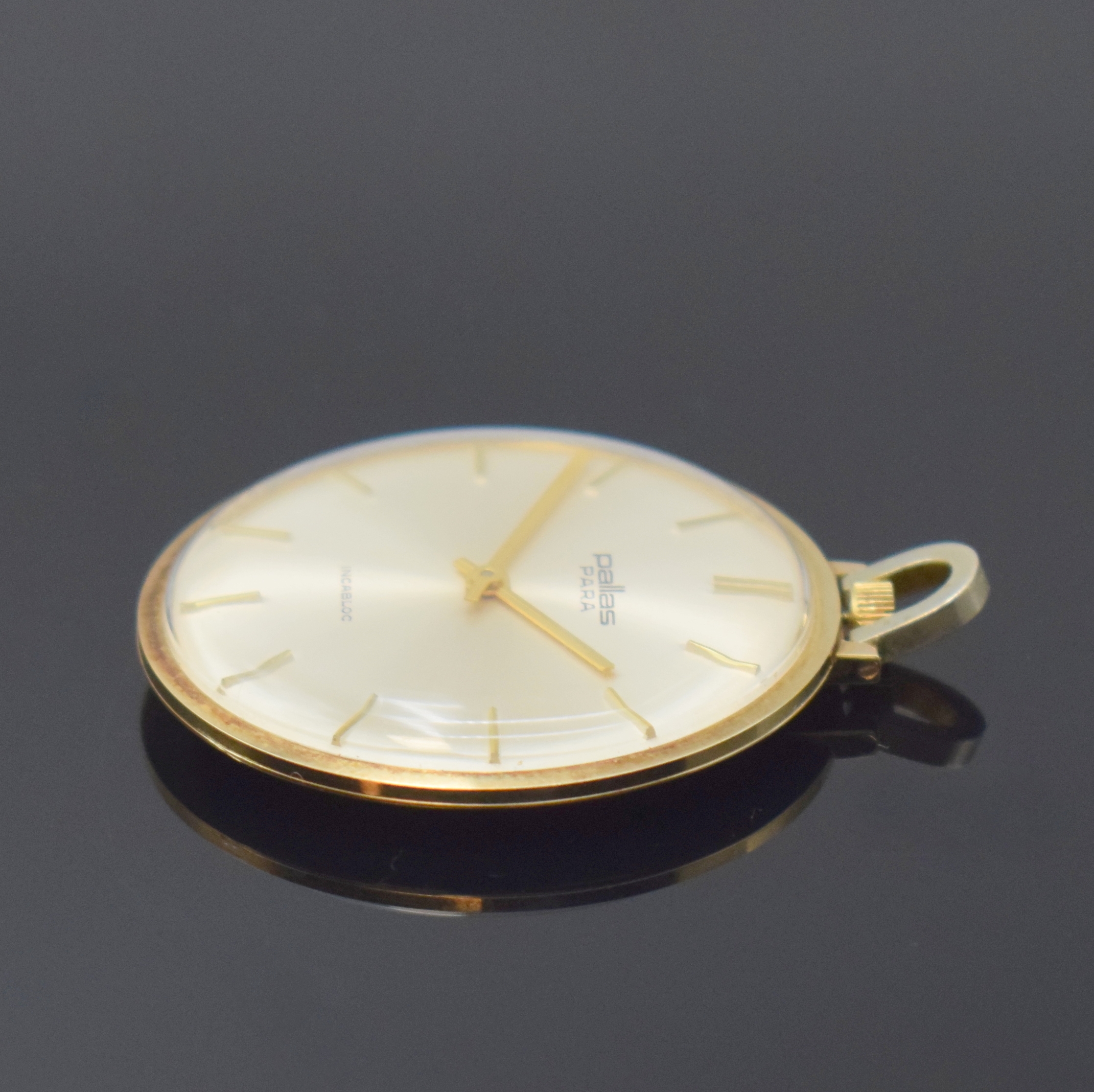 Detail b: PALLAS Para Frackuhr in GG 585/000, Schweiz um 1965, Handaufzug, Glasrand aufgedr., rücks. m. Datumsgravur, silb. Zifferbl. m. gold. Std.-Ind., ...