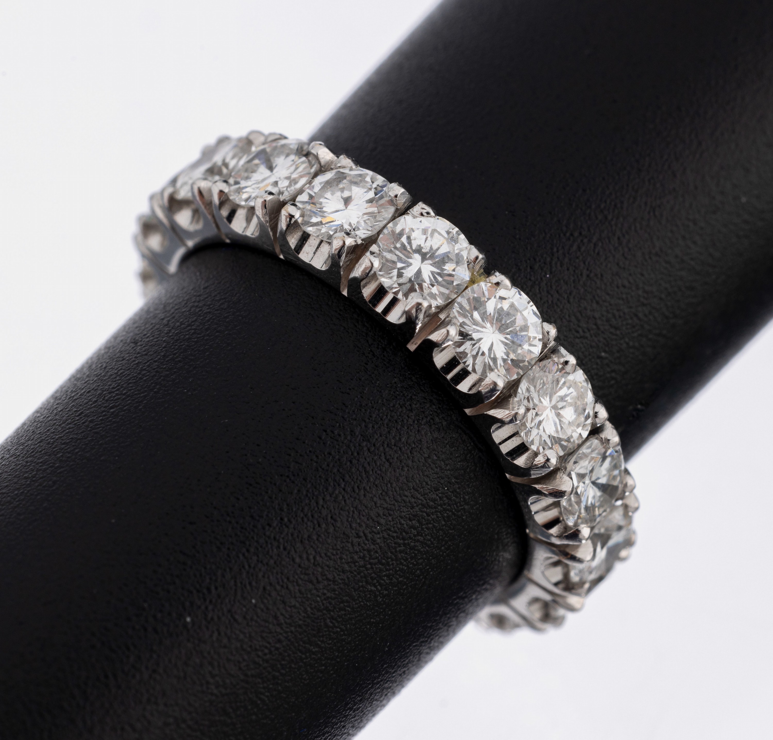 18 kt Gold Brillant-Ring, WG 750/000, 18 Brillanten zus. ca. 3.05 ct (grav.) feines Weiß/vs-si, RW 54, ca. 5.3 g