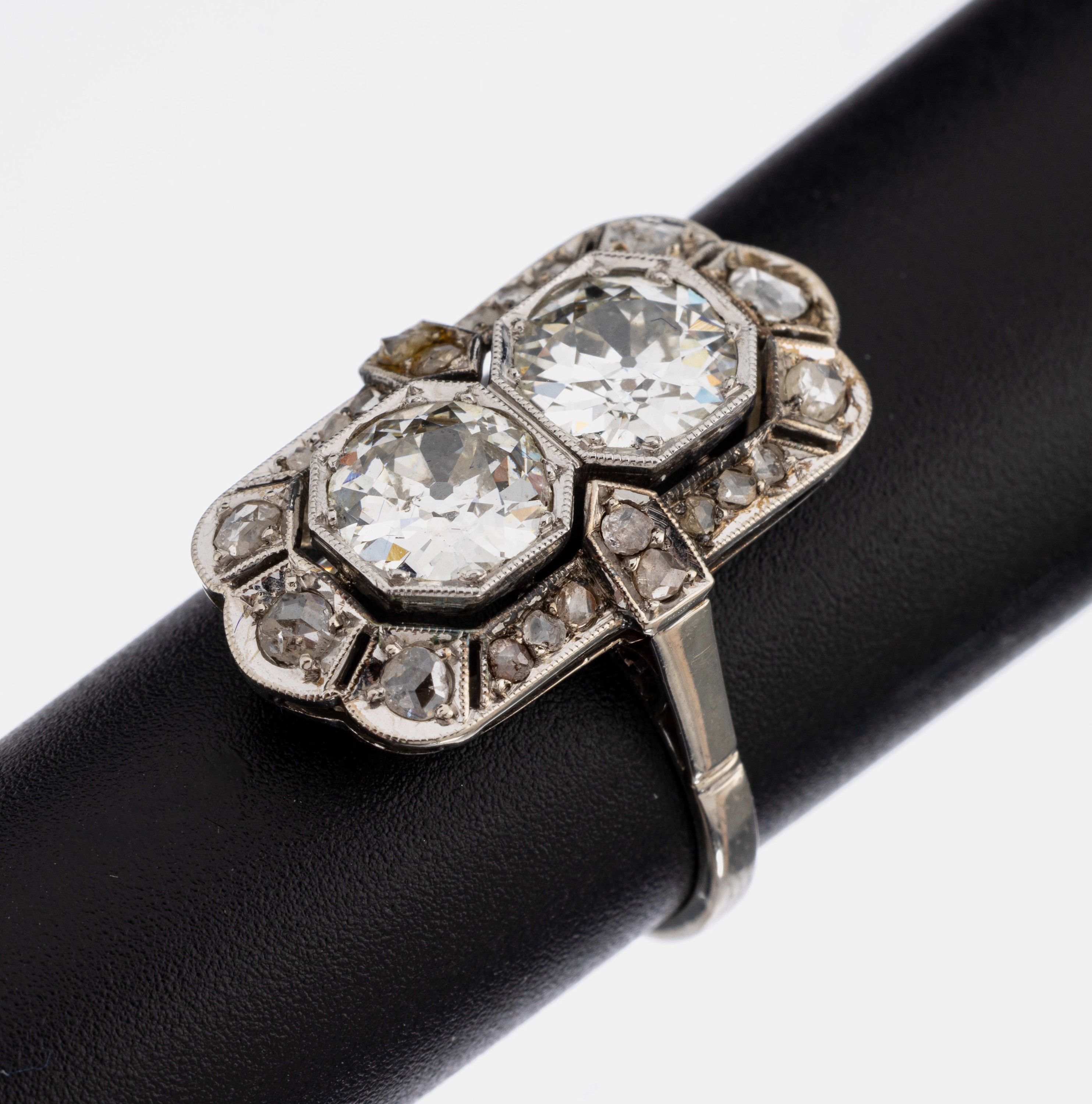 14 kt Gold Art Deco Diamant-Ring, WG 585/000, 2 Altschliffdiamanten zus. ca. 2.10 ct Weiß-l.get.Weiß/si-p, Diamantrosen zus. ca.0.40 ct, RW 54, ...