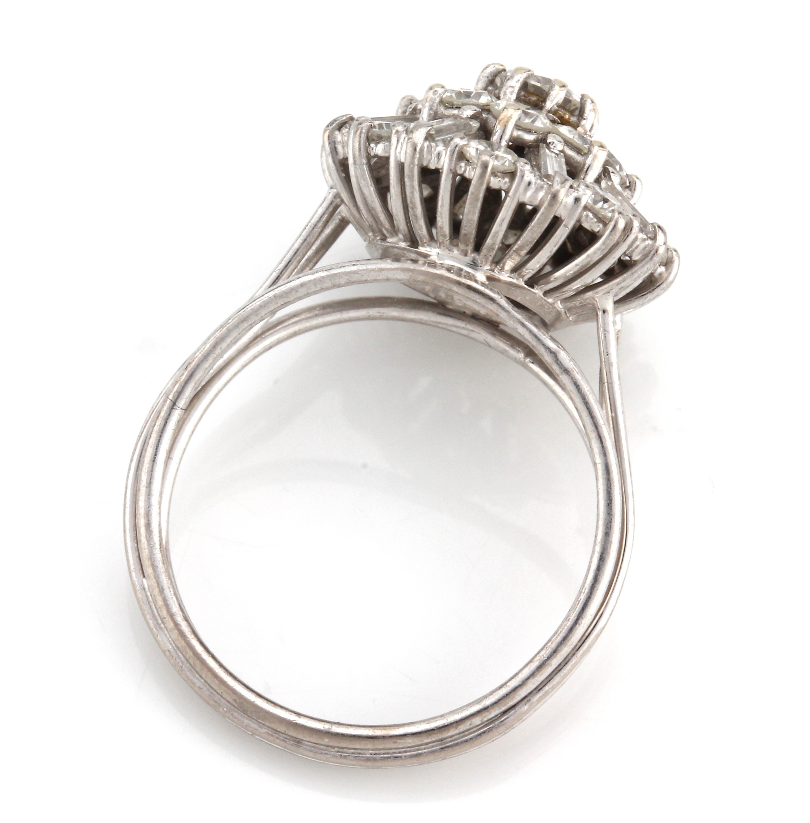 Detail a: 18 kt Gold Diamant-Ring, WG 750/000, Aufbauin mehreren Ebenen, Brillanten und Diamantbaguettes zus. ca. 2.50 ct Weiß/si, RW 56, ca. 5.9 g