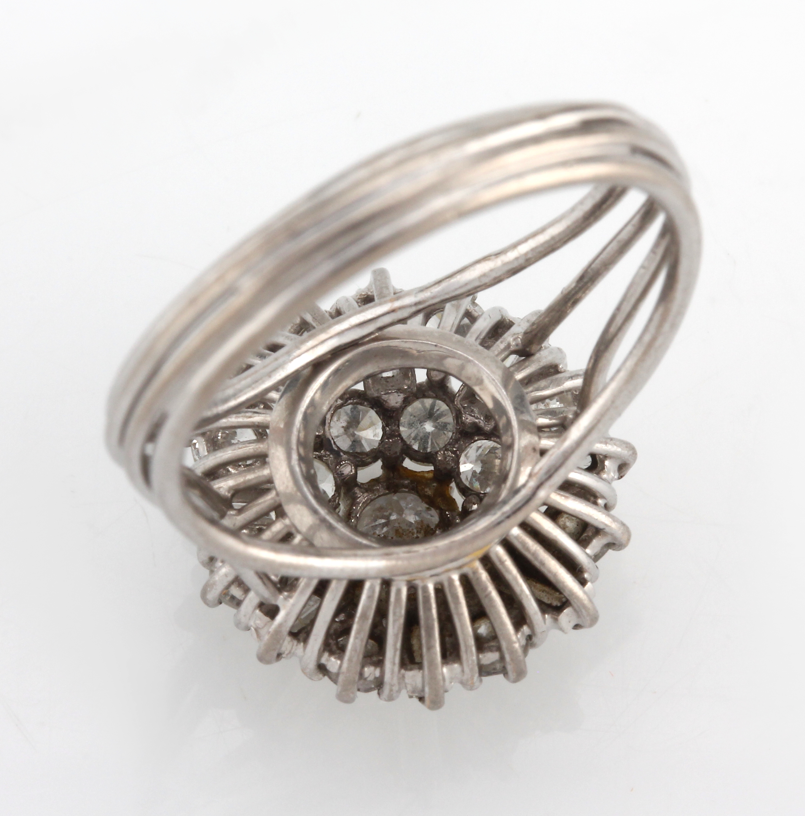 Detail b: 18 kt Gold Diamant-Ring, WG 750/000, Aufbauin mehreren Ebenen, Brillanten und Diamantbaguettes zus. ca. 2.50 ct Weiß/si, RW 56, ca. 5.9 g