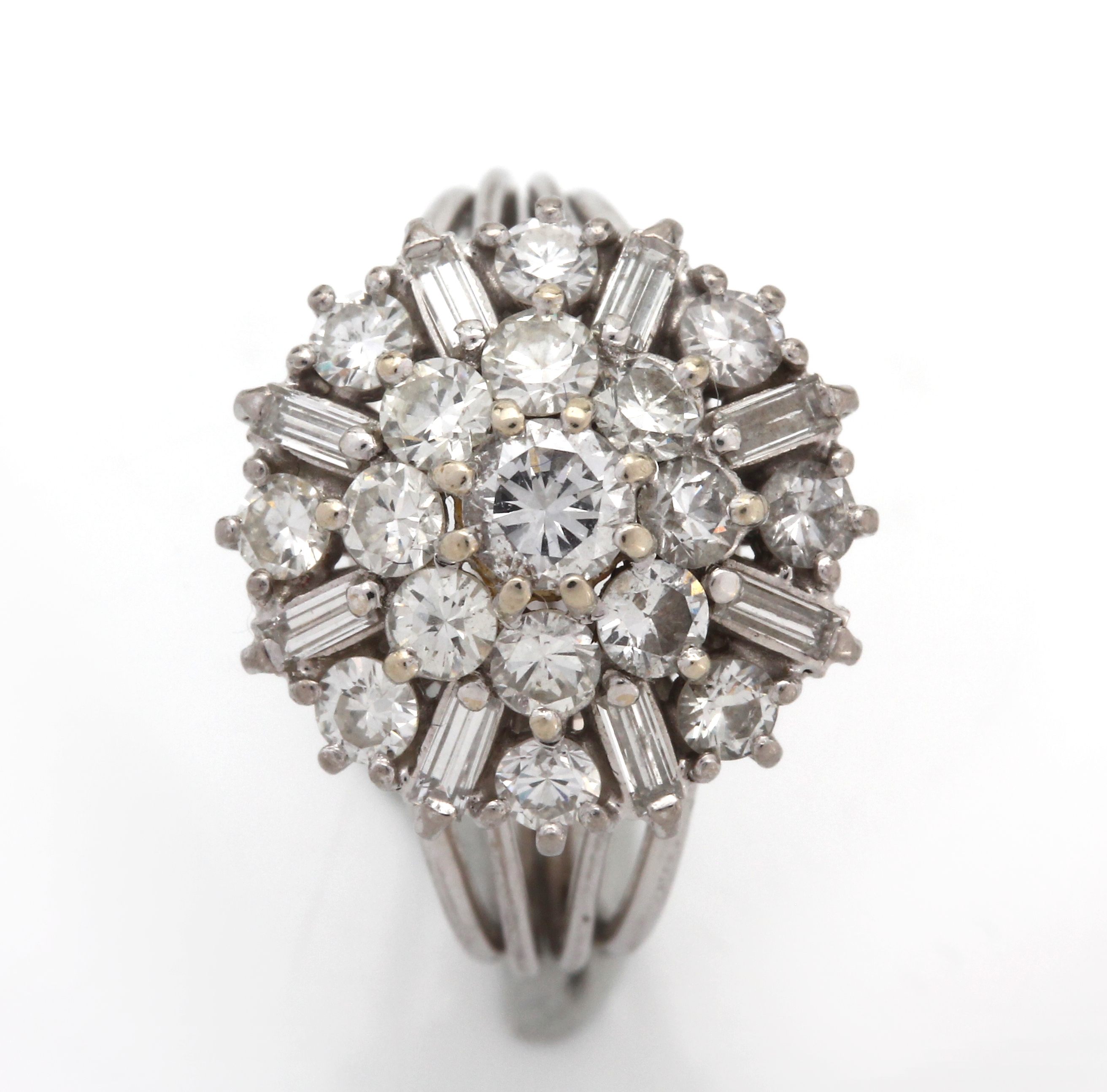 Detail c: 18 kt Gold Diamant-Ring, WG 750/000, Aufbauin mehreren Ebenen, Brillanten und Diamantbaguettes zus. ca. 2.50 ct Weiß/si, RW 56, ca. 5.9 g