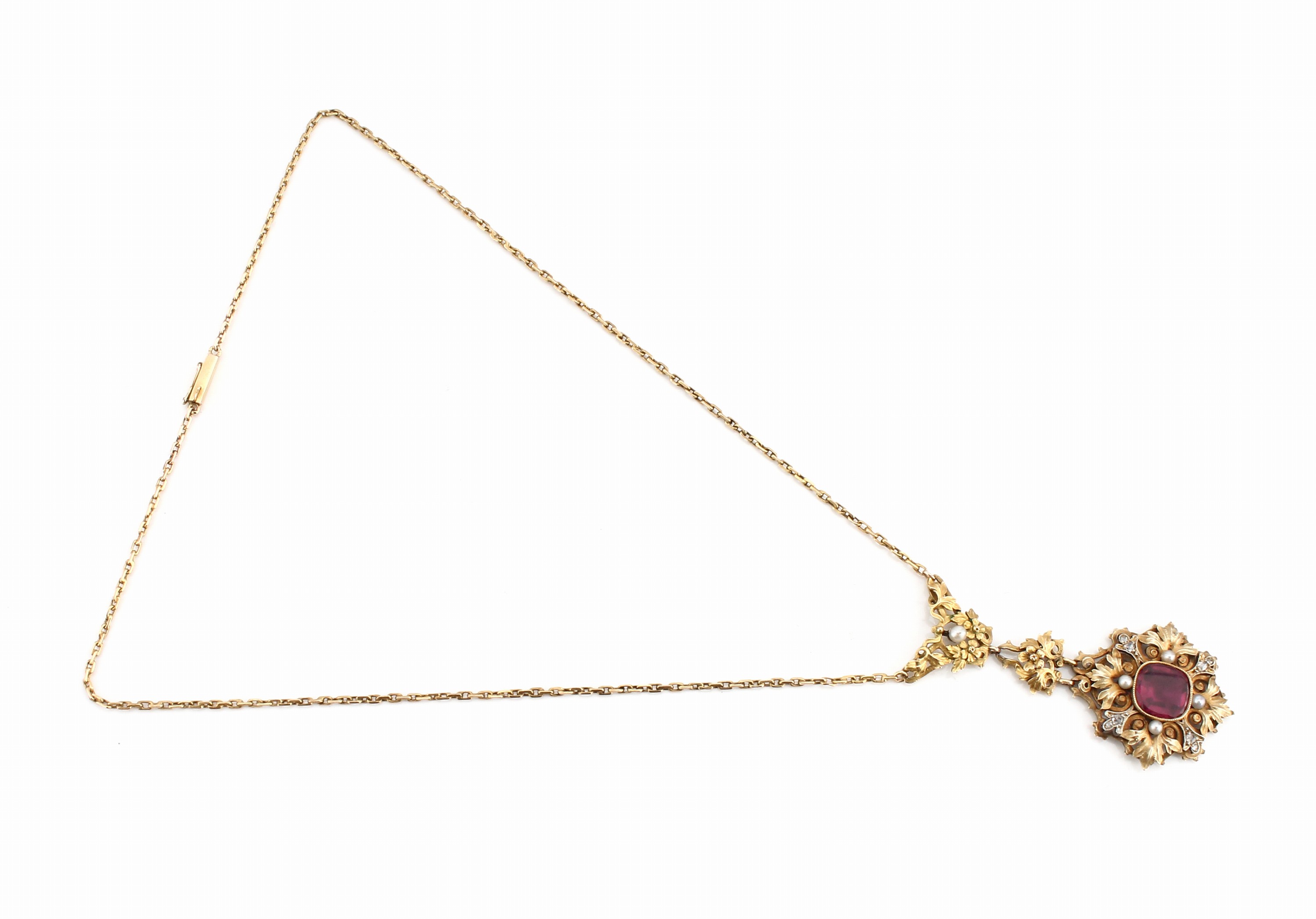 Detail a: 14 kt Gold Granat-Diamant-Perl-Collier, um 1900, GG 585/000, floral gestaltetes Mittelteil, mittig facett. Almandingranat ca. 1.20 ct, Diamantrosen ...