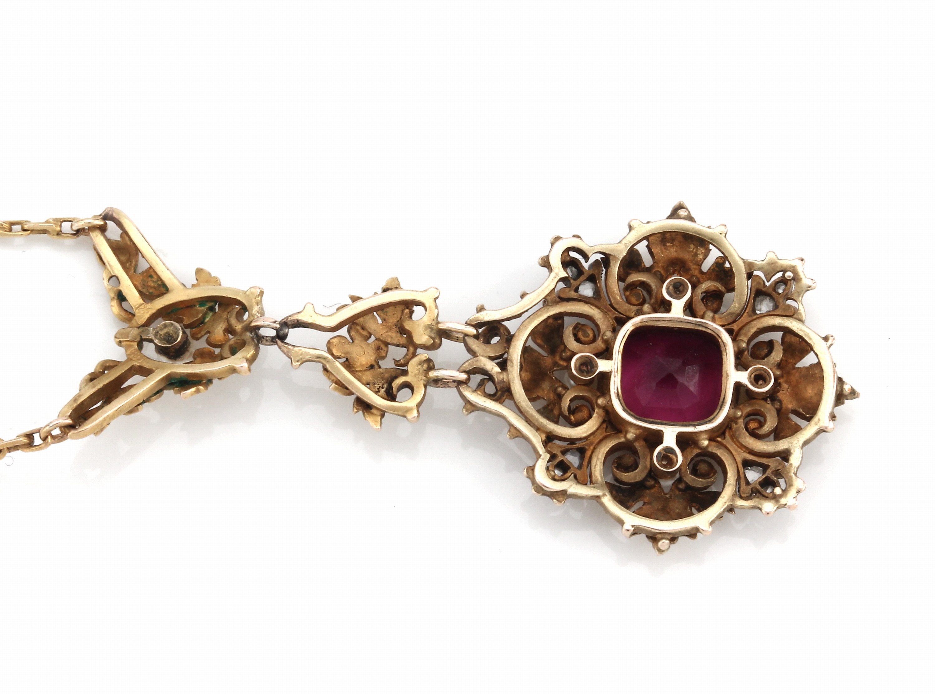 Detail c: 14 kt Gold Granat-Diamant-Perl-Collier, um 1900, GG 585/000, floral gestaltetes Mittelteil, mittig facett. Almandingranat ca. 1.20 ct, Diamantrosen ...