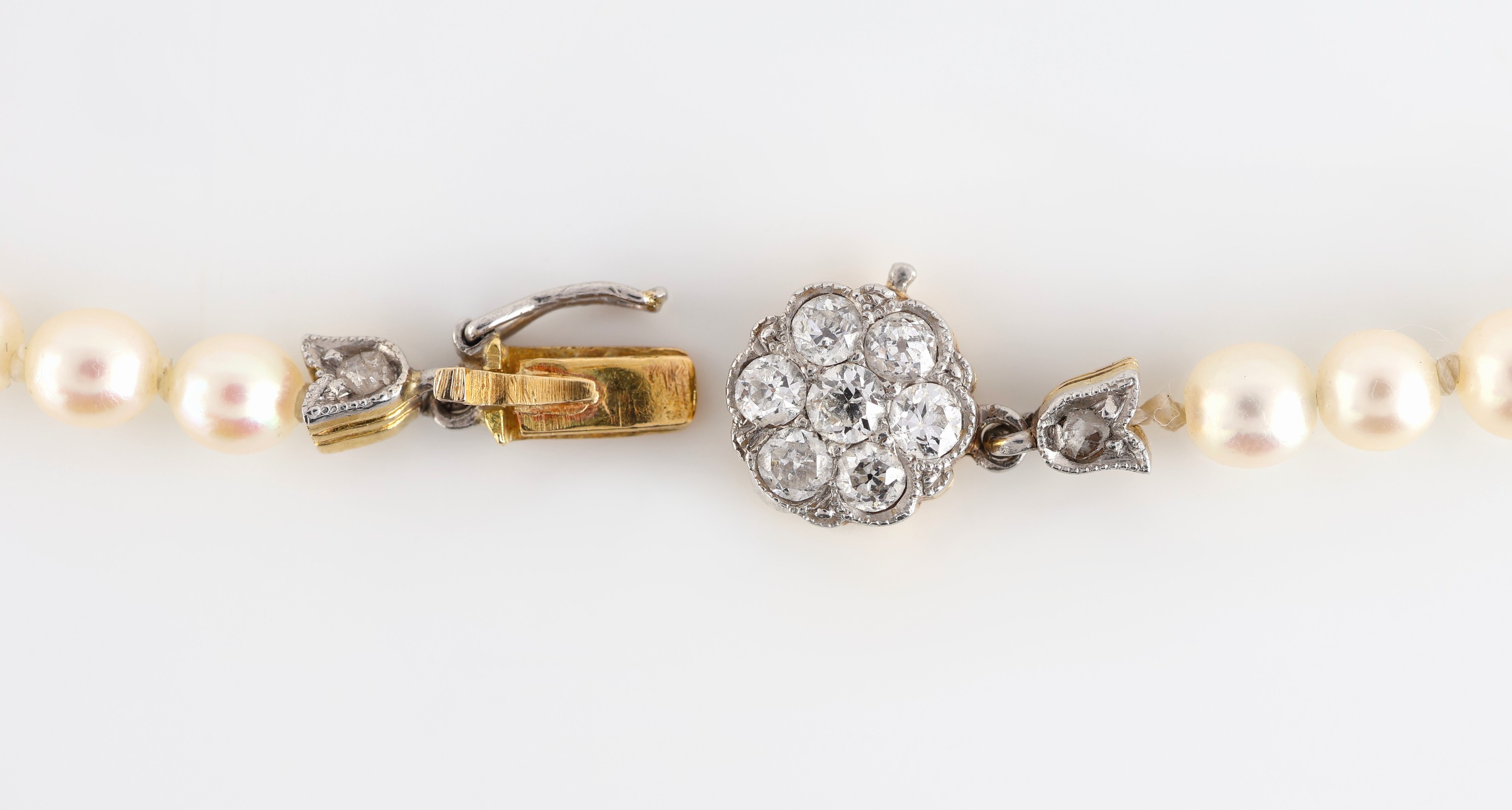 Detail a: Perl-Collier mit 18 kt Gold Diamant-Schließe, um 1900, GG 750/000 gepr., Orientperlen, D.ca. 3.7 mm, Kastenschloss mit Altschliffdiamanten zus. ca. ...