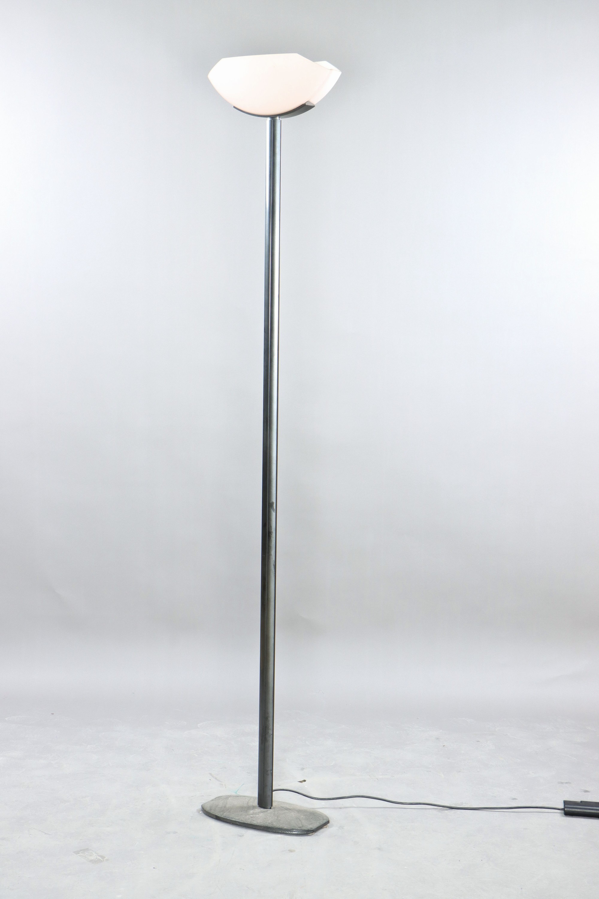 Standlampe nach Art-Deco-Vorbild, 2.H.20. Jh., eiserner Fuss und rosa Mattglasschirm, H.ca. 199 cm, Fu. nicht geprüft, längliches Leuchtmittel mit ...