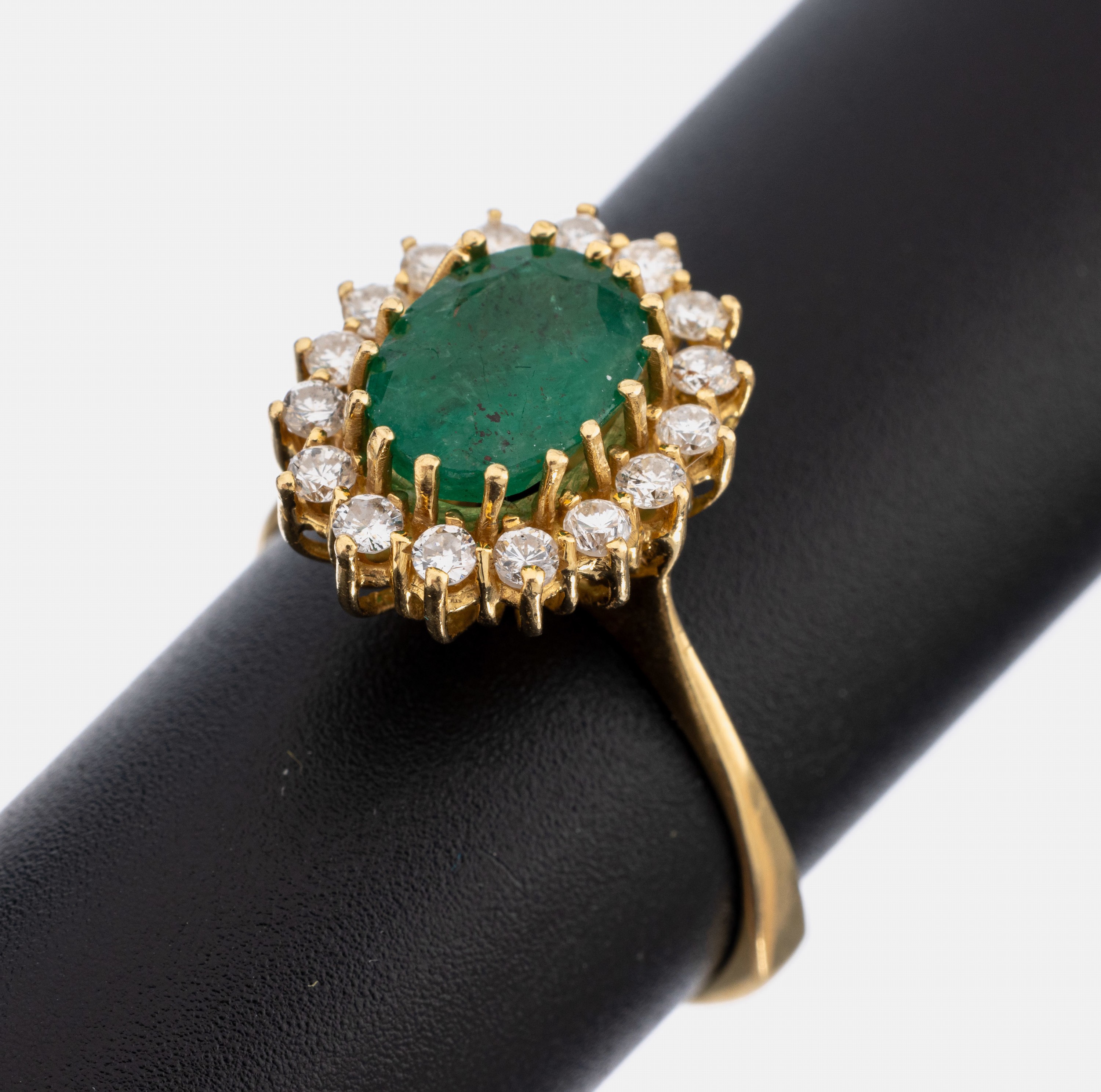 18 kt Gold Smaragd-Brillant-Ring, WG 750/000, mittig erhaben gefasster Smaragd ca. 2.0 ct, umgeben von 16 Brillanten zus. ca. 0.60 ct Weiß/si-p, RW ...