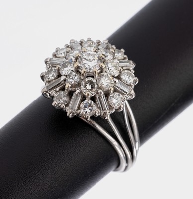 Image 26884288 - 18 kt Gold Diamant-Ring, WG 750/000, Aufbauin mehreren Ebenen, Brillanten und ...