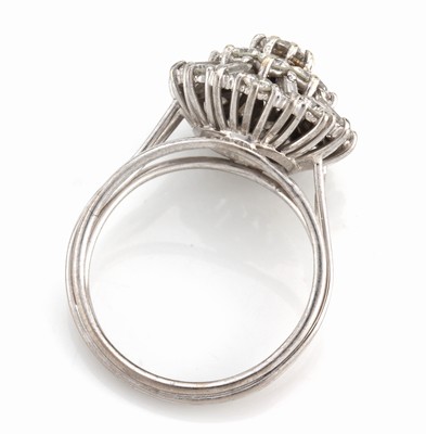 26884288a - 18 kt Gold Diamant-Ring, WG 750/000, Aufbauin mehreren Ebenen, Brillanten und ...