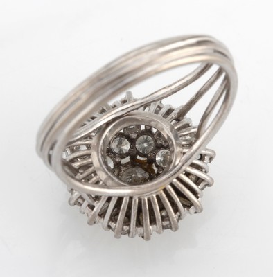 26884288b - 18 kt Gold Diamant-Ring, WG 750/000, Aufbauin mehreren Ebenen, Brillanten und ...