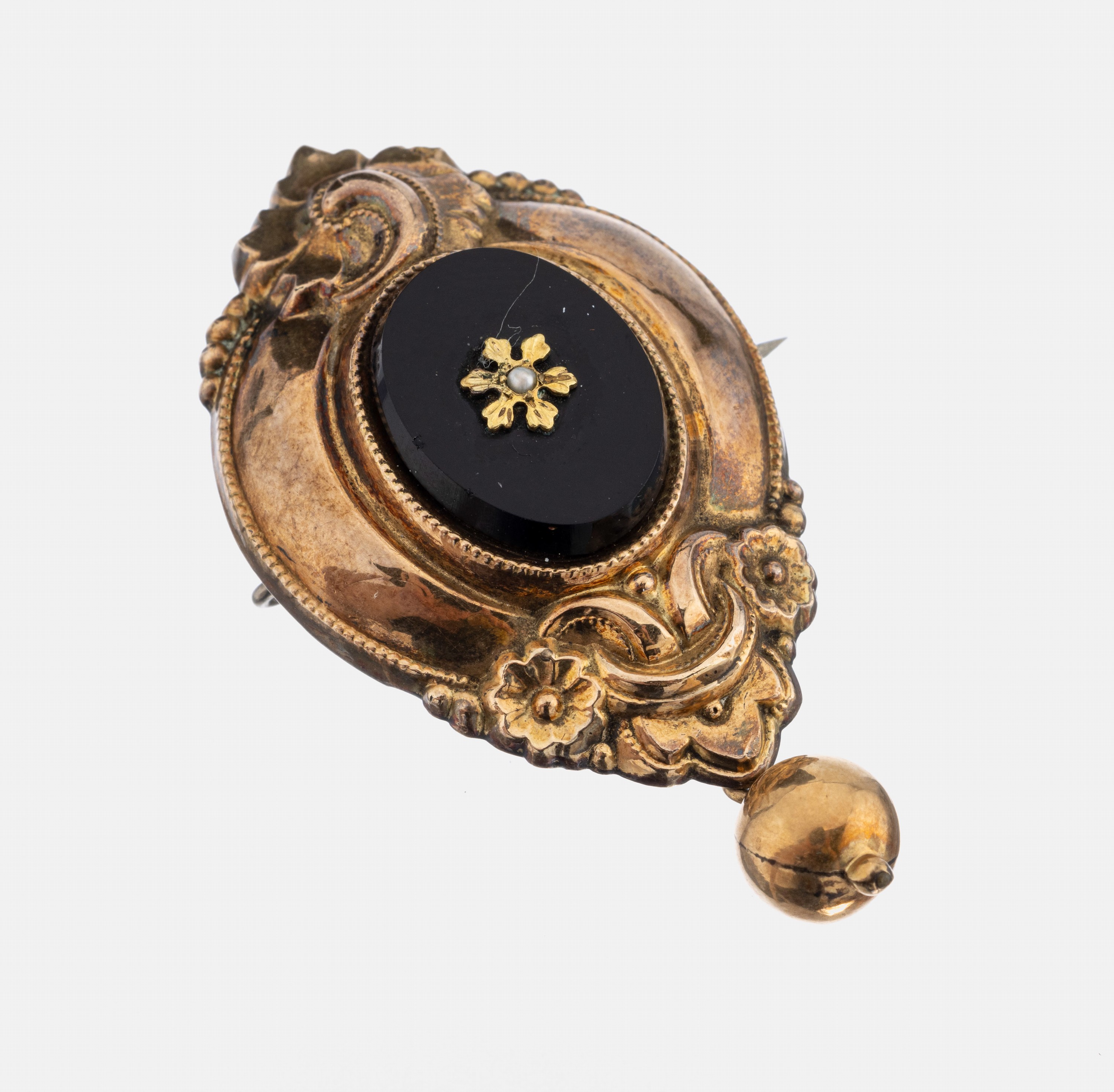 Biedermeier Brosche, um 1840, Silber verg.,hohl gearbeitet, mittig ovaler Onyx, bewegl. Kugelabhängung sek., auch als Anhänger tragbar, rs. ...