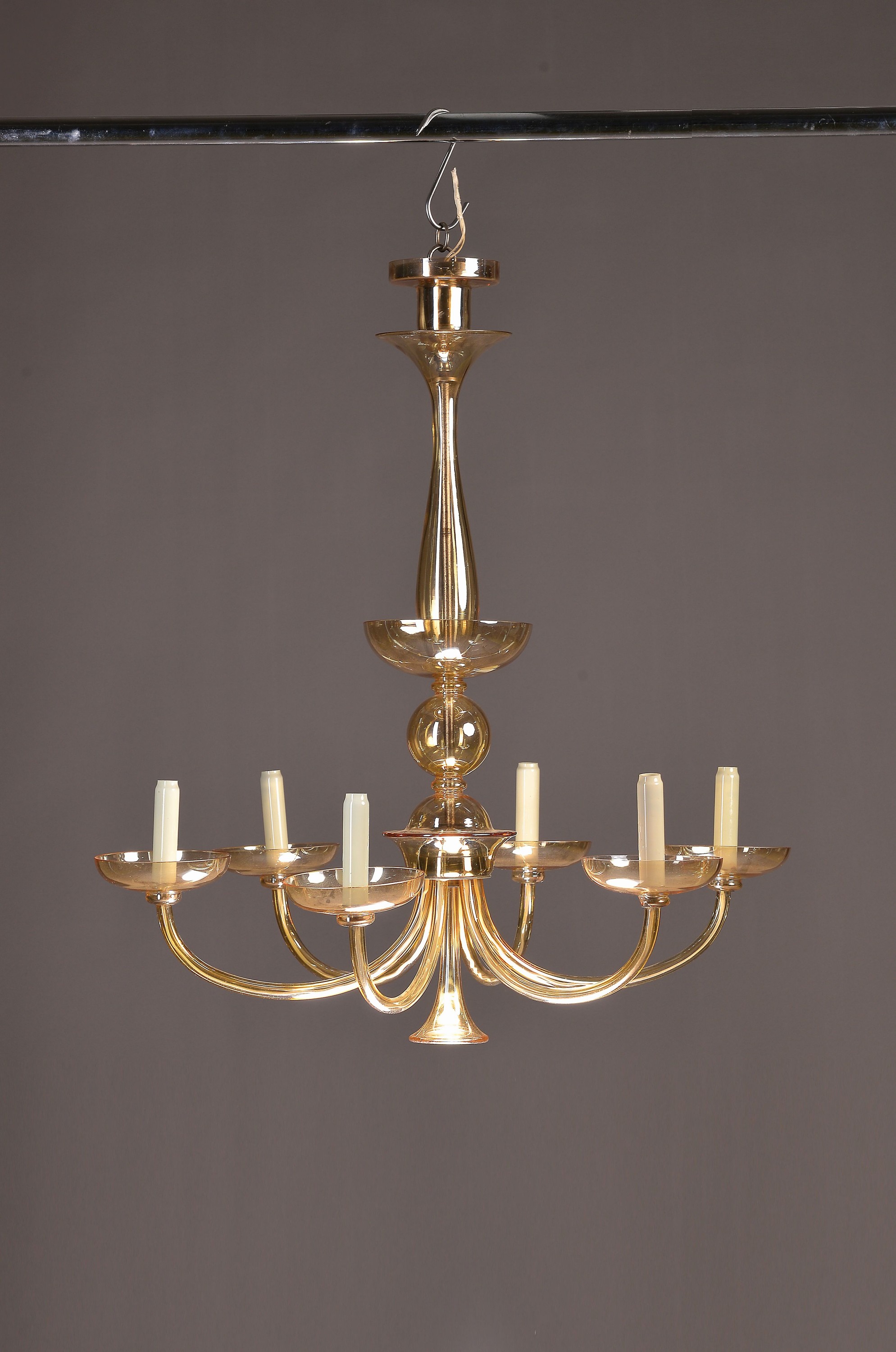 Großer Deckenleuchter und Wandlampe, Murano, 1930er Jahre, Glas, leicht getönt, sechs Brennstellen, Deckenabschluss, Mittelbaluster, H. ca. 92 cm, ...