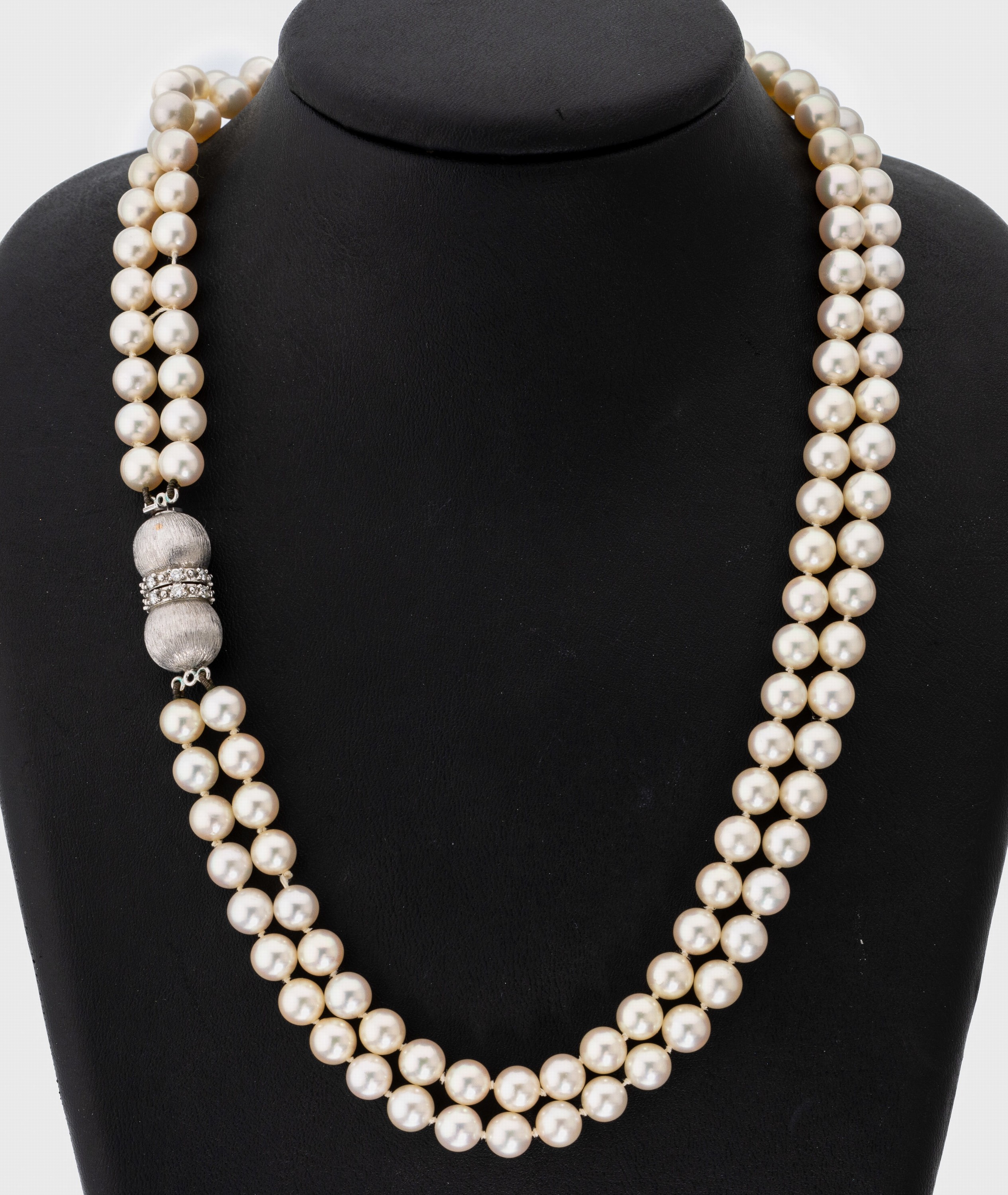 Zuchtperl-Collier mit 14 kt Gold Brillant- Schmuckschließe, WG 585/000, 2-rhg. Akoyazuchtperlen, D. ca. 7.2 mm, Steckschließemit Brillanten zus. ...