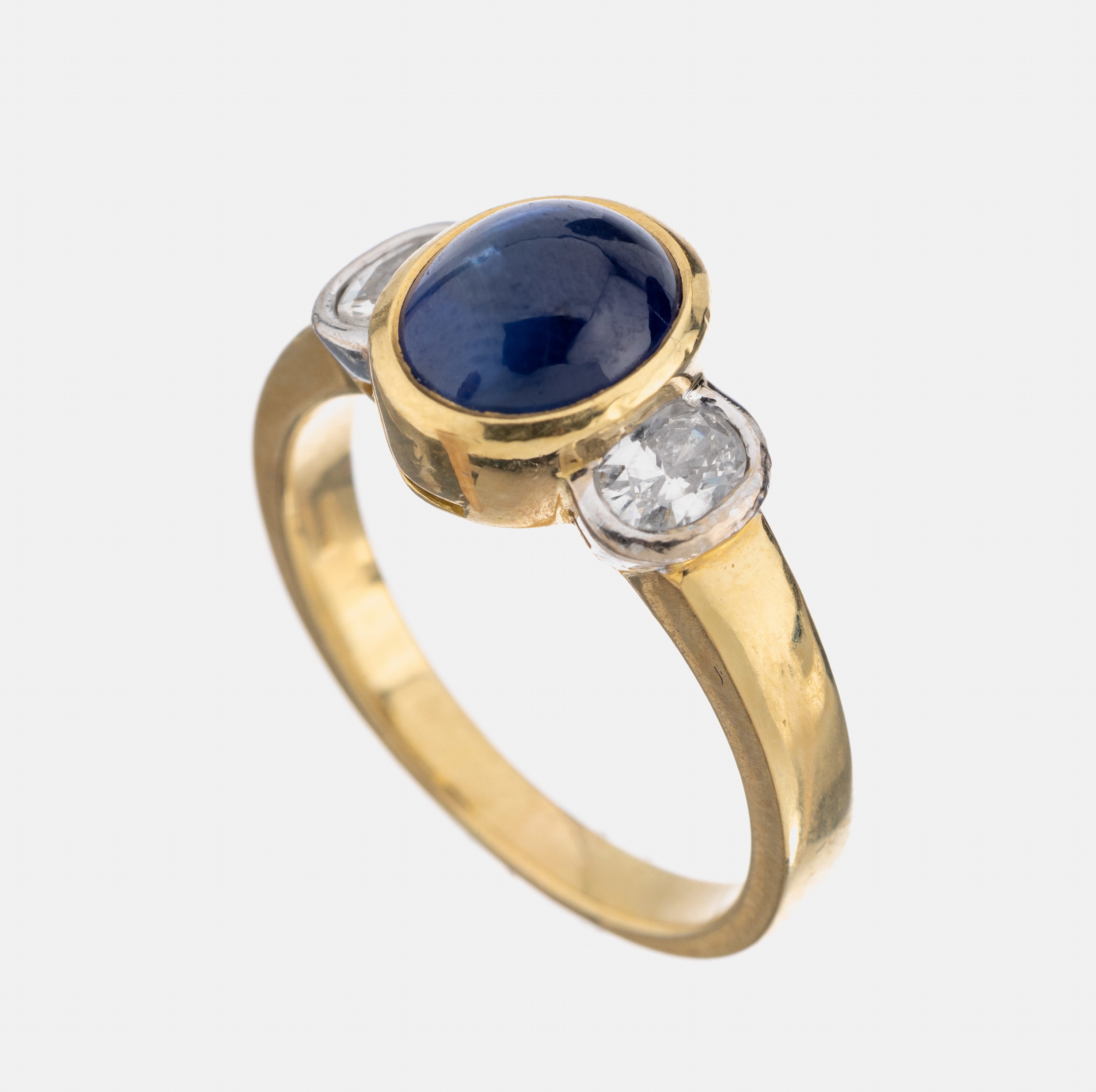 18 kt Gold Saphir-Diamant-Ring, GG/WG 750/000, ovaler Saphir-Cabochon ca. 1.50 ct, 2ovale Diamanten zus. ca. 0.30 ct Weiß/si, RW 57, ca. 7.2 g