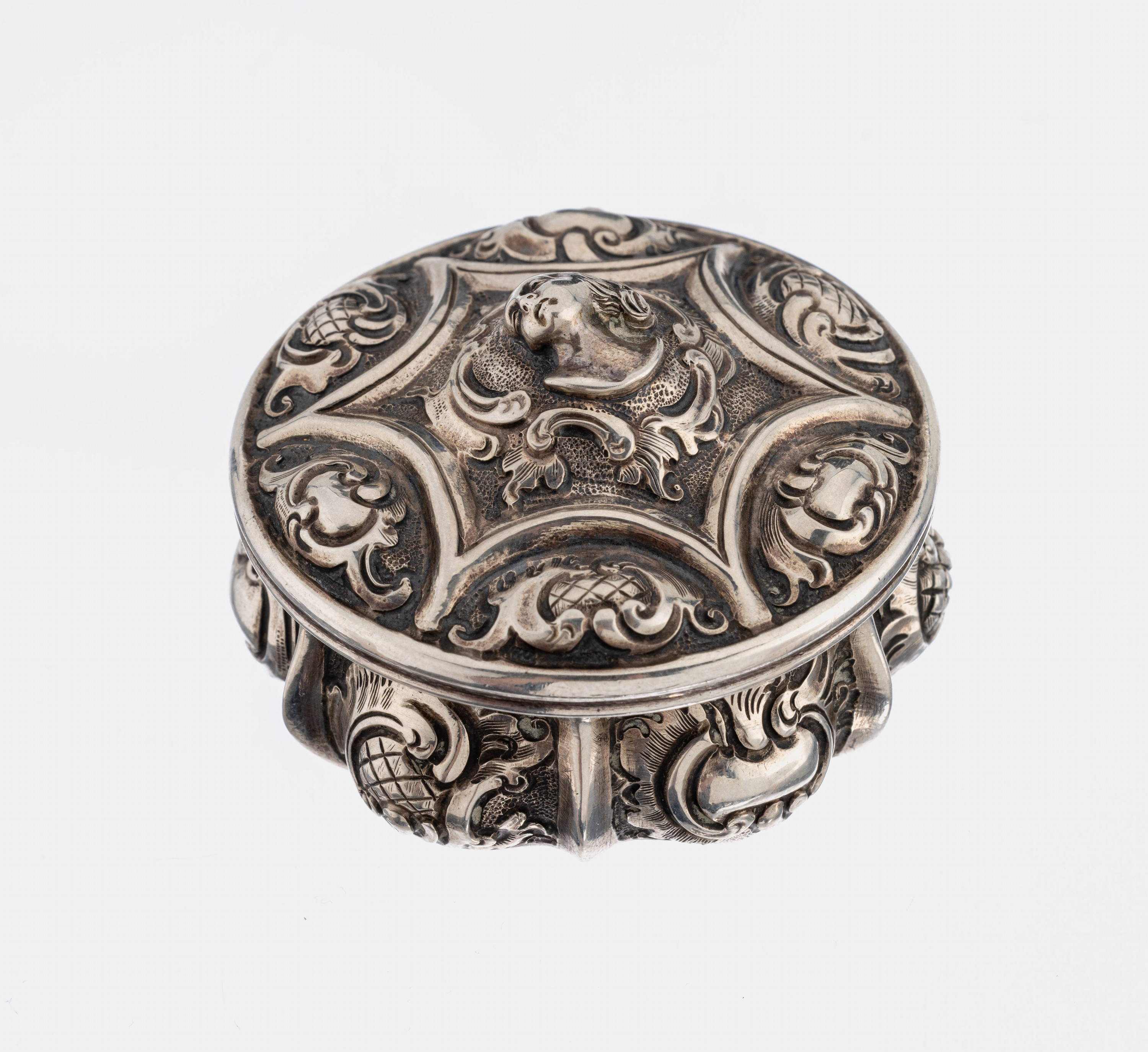 Kleine Silberdose, um 1860, Silber gepr., Barockstil, mit Voluten und Rocaillen, Deckel mit Frauenkopf, aufwendige Handarbeit, D. ca. 5 cm