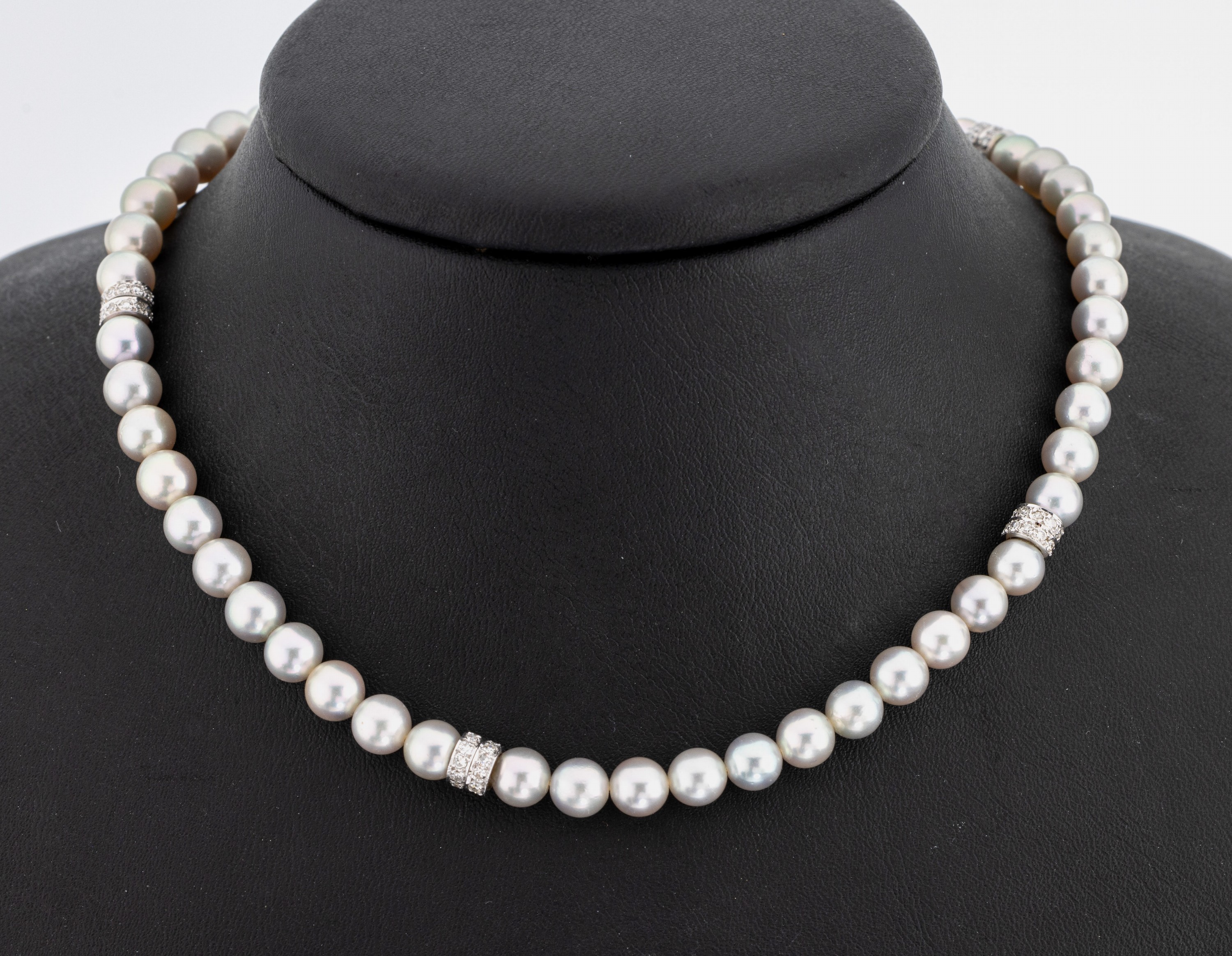 18 kt Gold Brillant-Zuchtperl-Collier, WG 750/000, silbergraue Akoyazuchtperlen, D. ca. 6.3 mm, Zwischenglieder mit Brillanten zus. ca. 2.50 ct ...