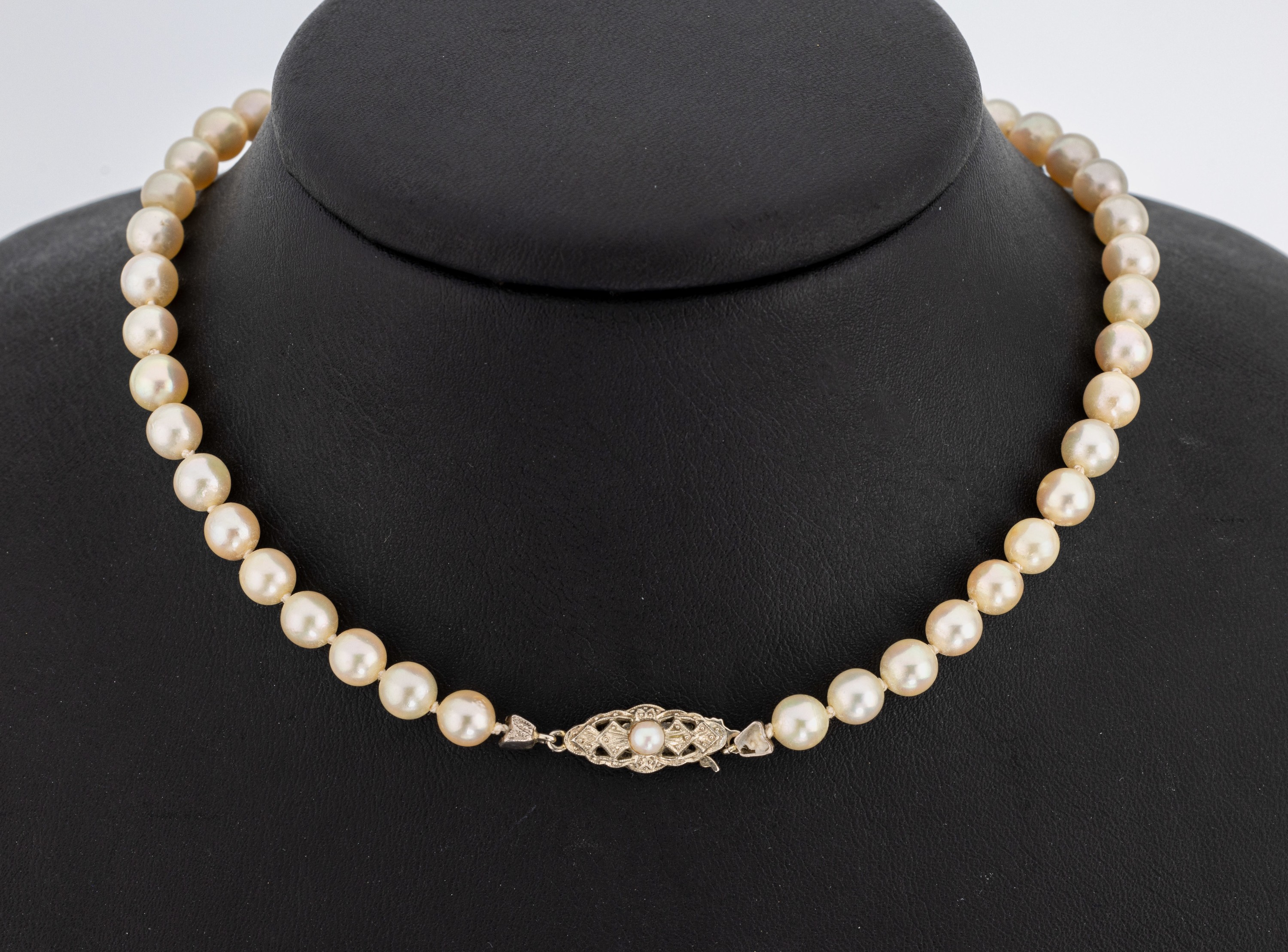 Zuchtperl-Collier mit 14 kt Gold Schließe, GG 585/000, Akoyazuchtperlen im Verlauf, D. ca. 5.5-9.1 mm, Steckschließe, L. ca. 65 cm