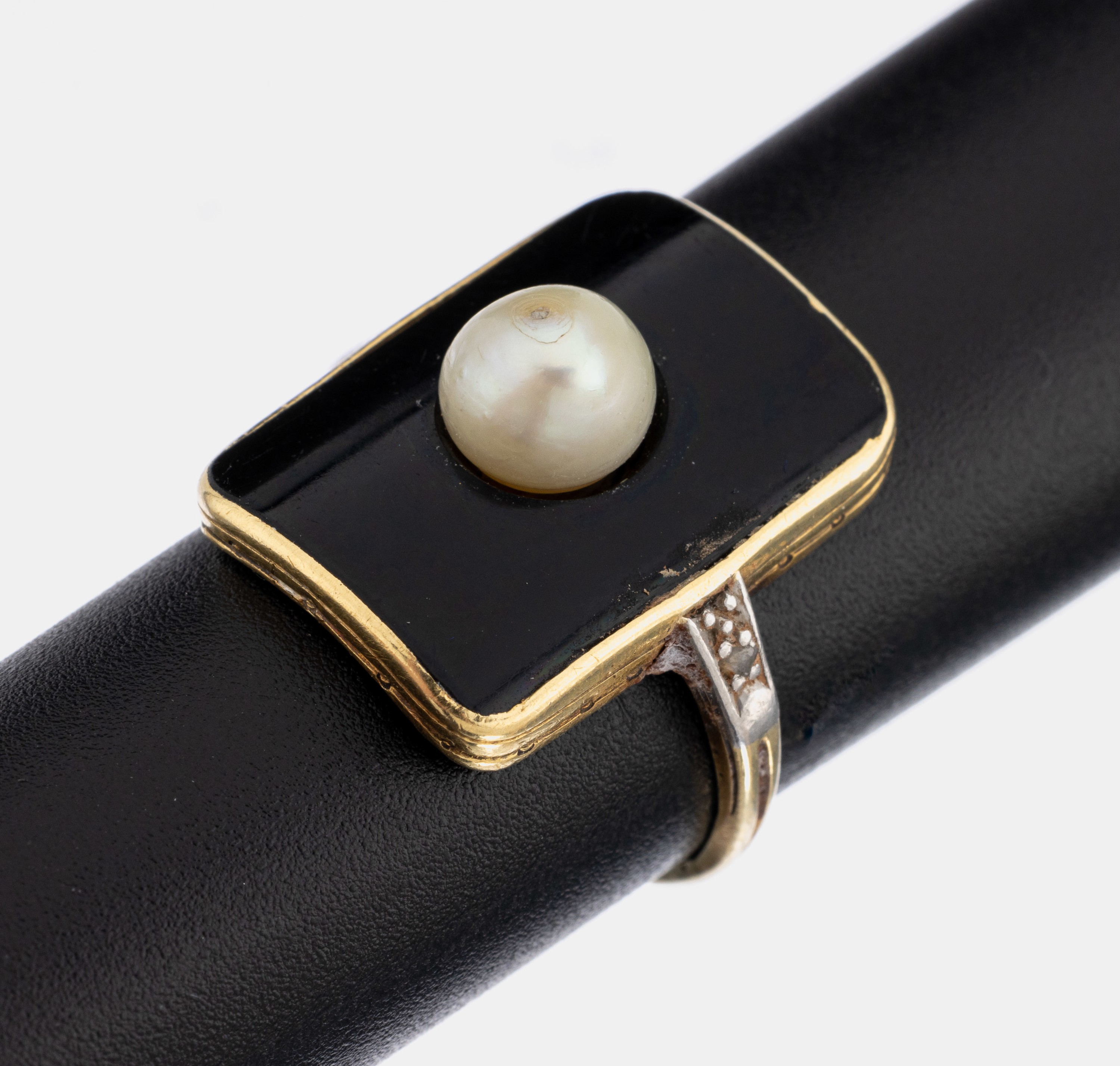 14 kt Gold Perl-Diamant-Ring, um 1920, GG 585/000 gepr., Onyxplatte, Orientperle (besch.), D. ca. 6.5 mm, RW 53, ca. 4.4 g