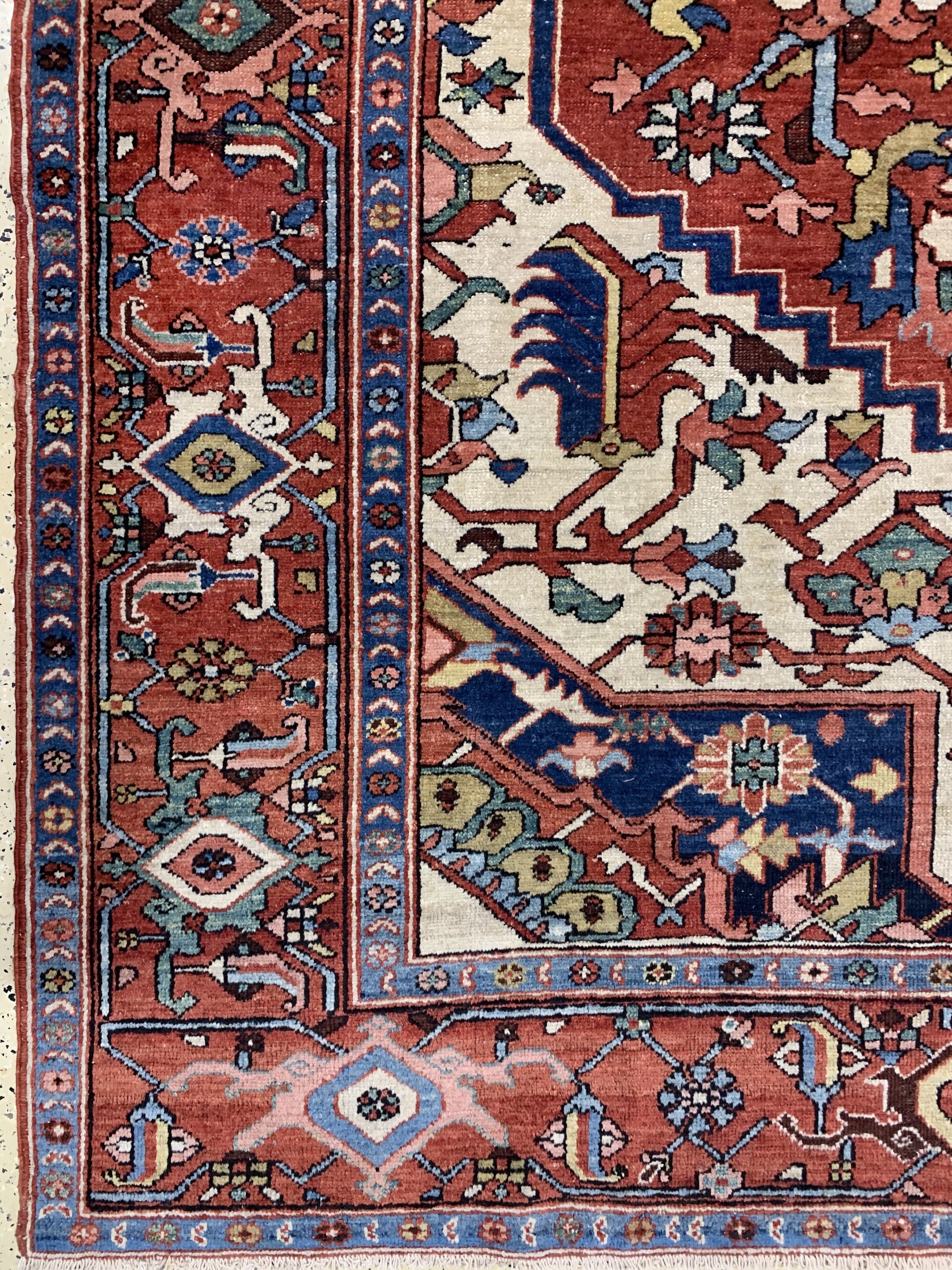 Detail b: Antiker Heriz, Persien, um 1900, Wolle auf Baumwolle, ca. 391 x 313 cm, gereinigt, EHZ: 2, (fachkundig restauriert)