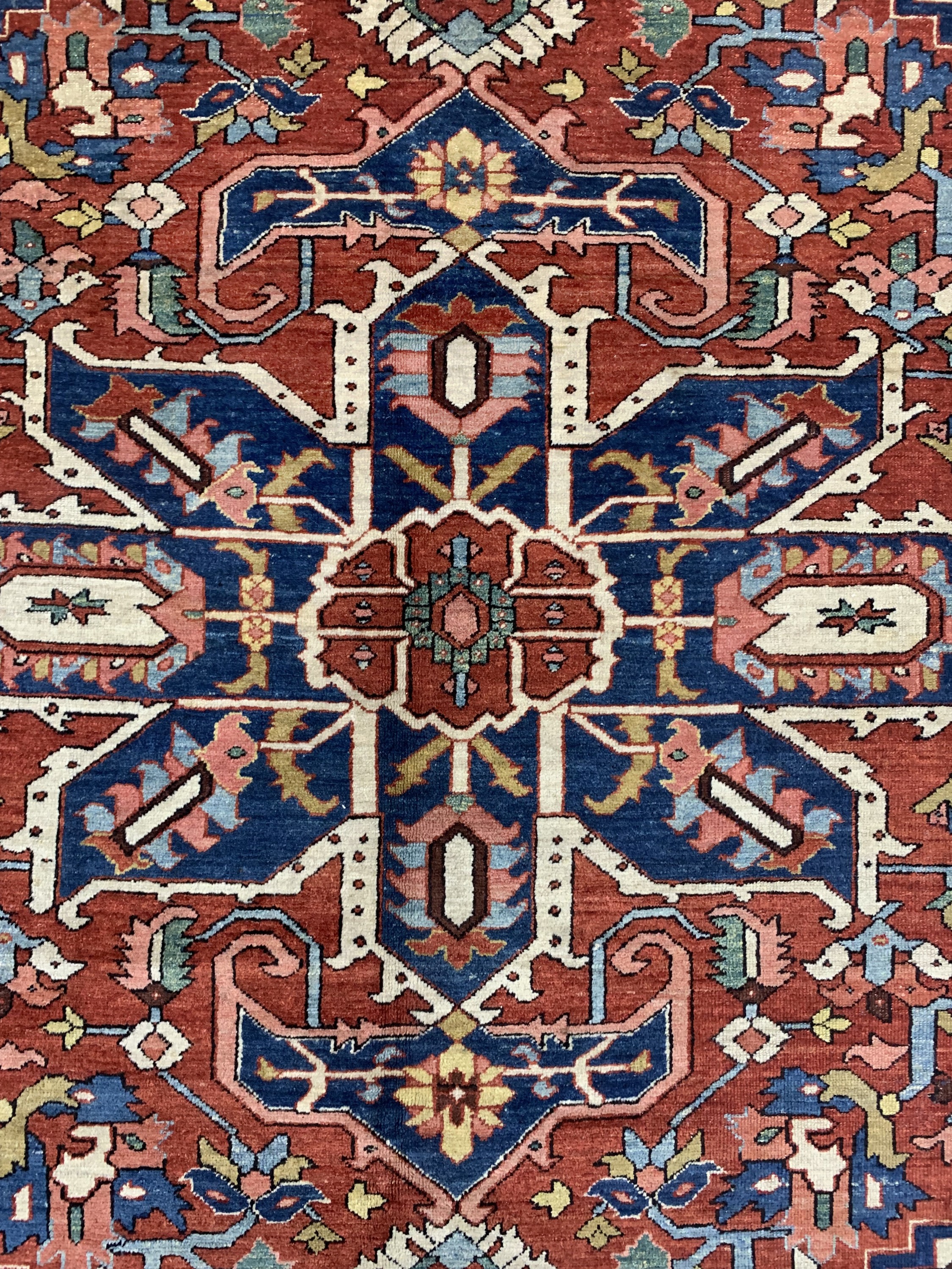 Detail c: Antiker Heriz, Persien, um 1900, Wolle auf Baumwolle, ca. 391 x 313 cm, gereinigt, EHZ: 2, (fachkundig restauriert)