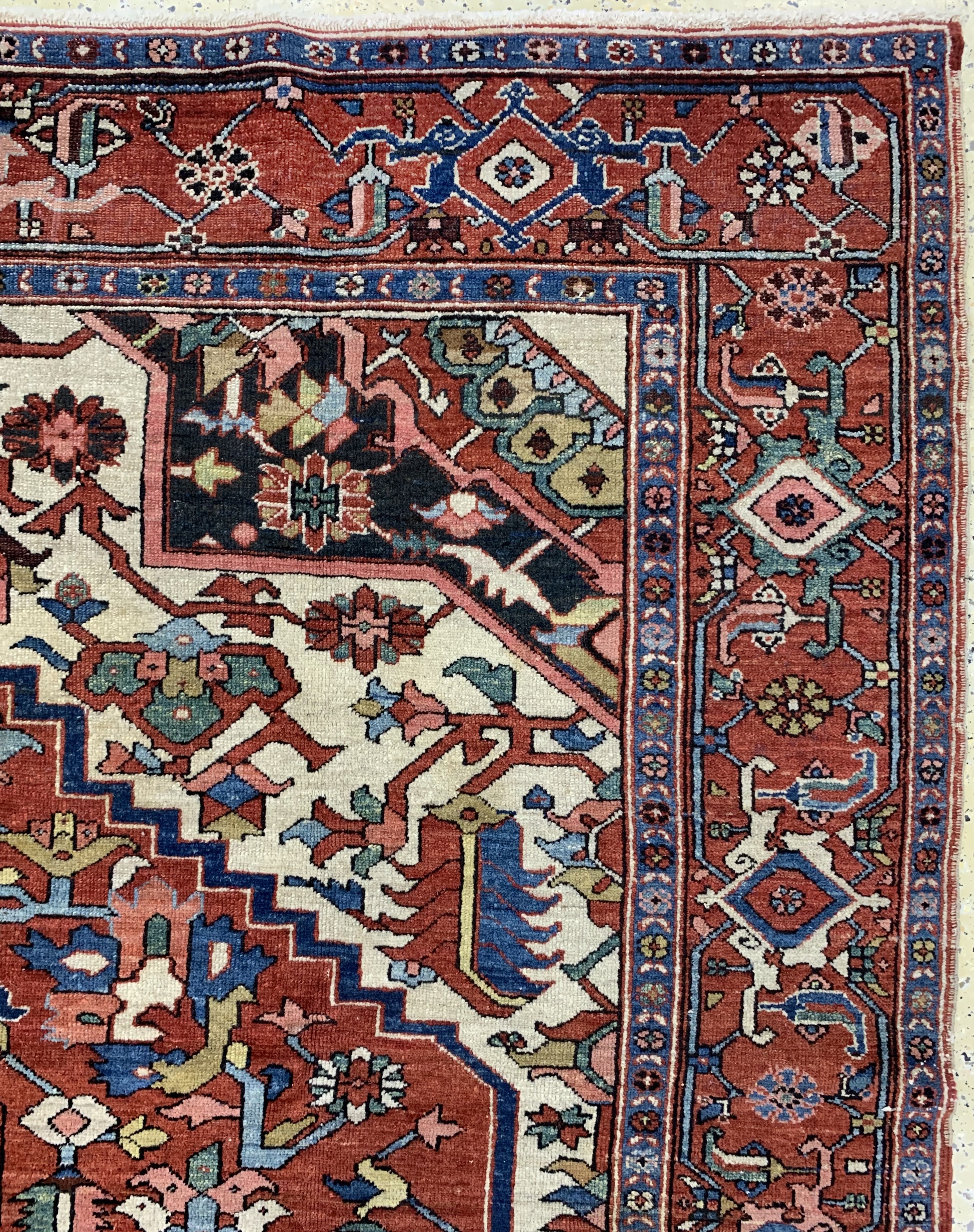 Detail e: Antiker Heriz, Persien, um 1900, Wolle auf Baumwolle, ca. 391 x 313 cm, gereinigt, EHZ: 2, (fachkundig restauriert)
