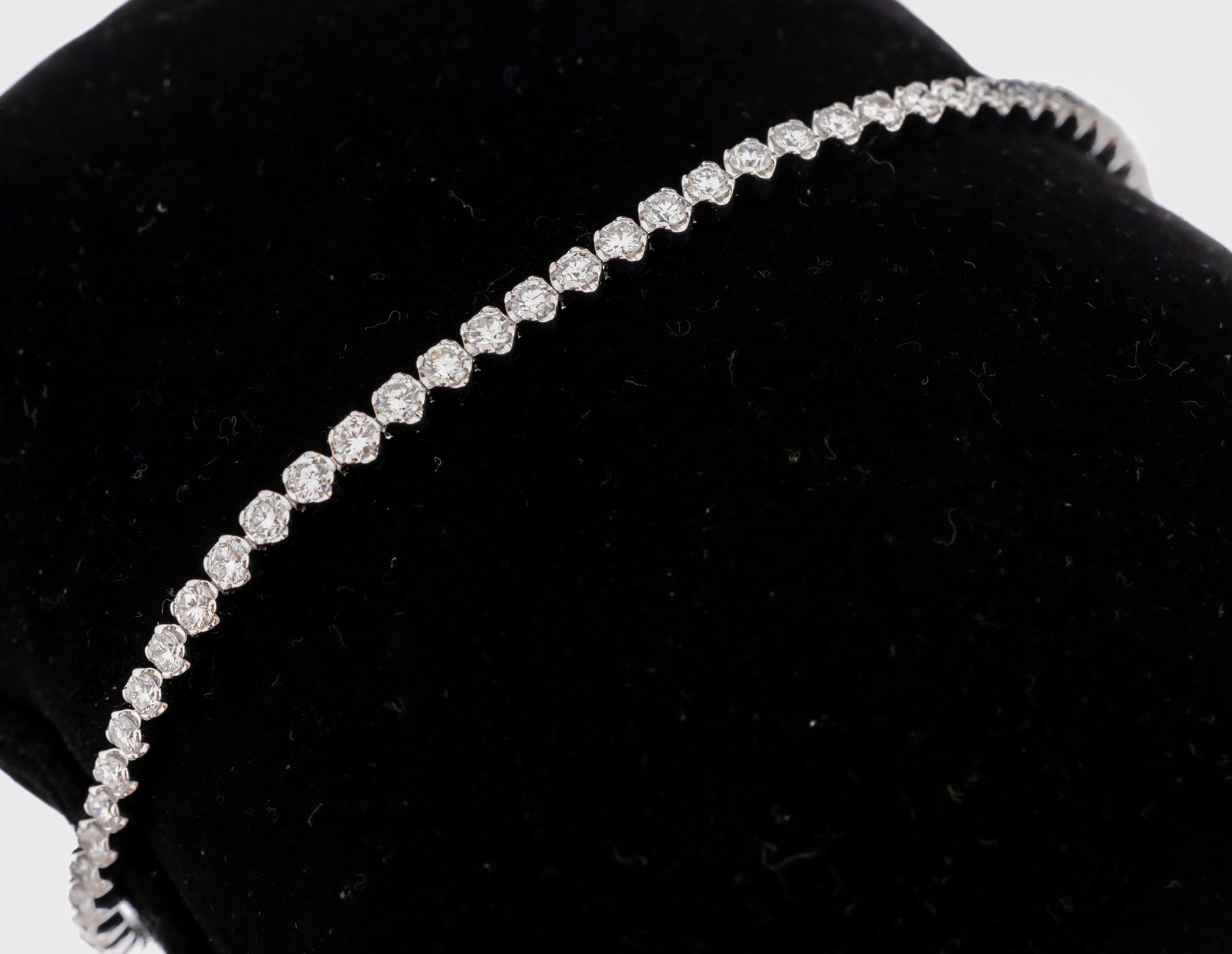 14 kt Gold Brillant-Armband, WG 585/000, 66Brillanten zus. ca. 2.78 ct feines Weiß -Weiß/vs-si, L. ca. 18.3 cm, Kastenschloss mit2 ...