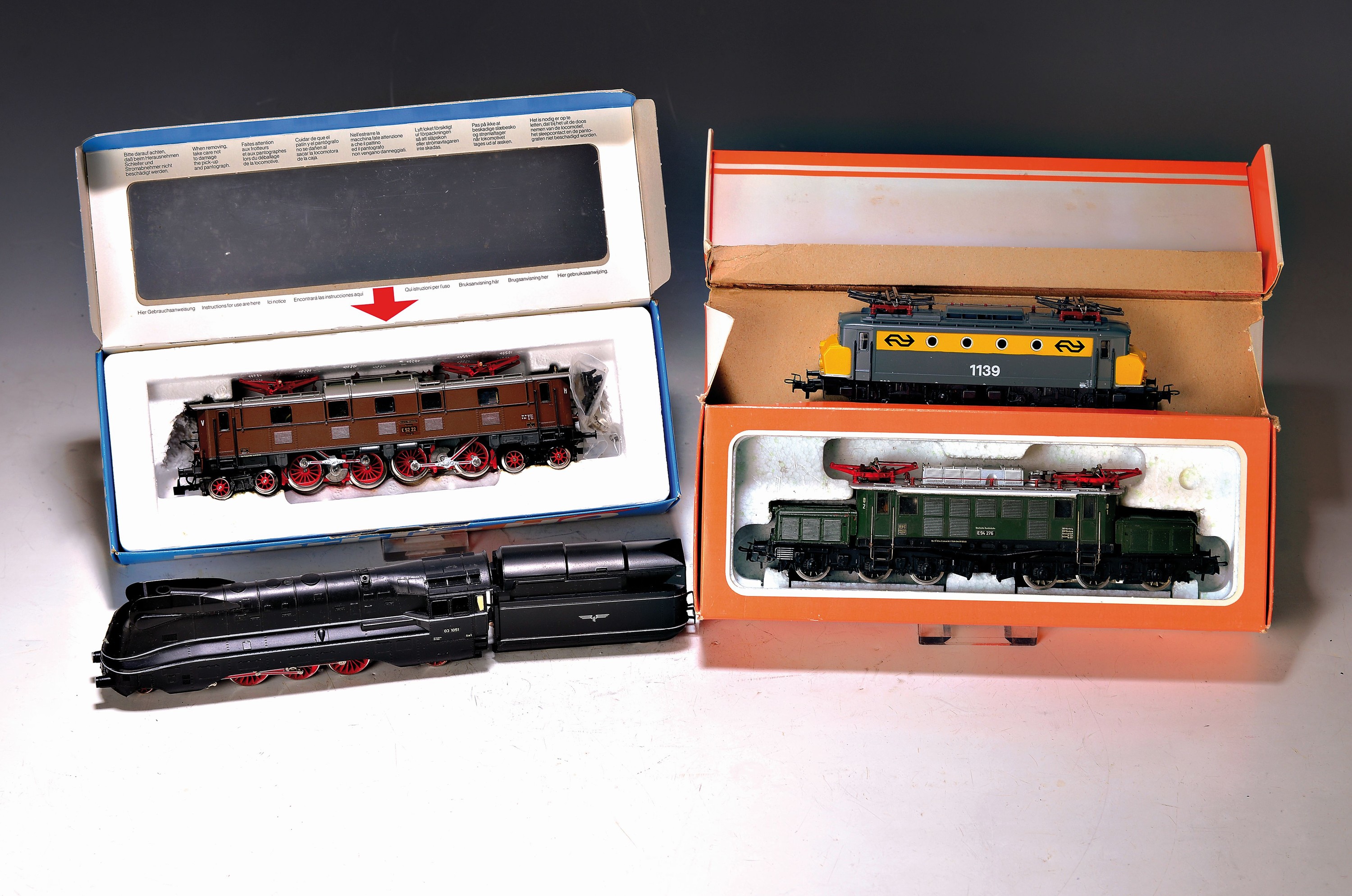 Konvolut 8 Modelleisenbahnen Spur H0, Märklin HAMO, Schlepptenderloks 8302, 8393, 8398, 3047, Stromlinienlok 3094, E-Loks 8366 braun, 8322 E94, ...