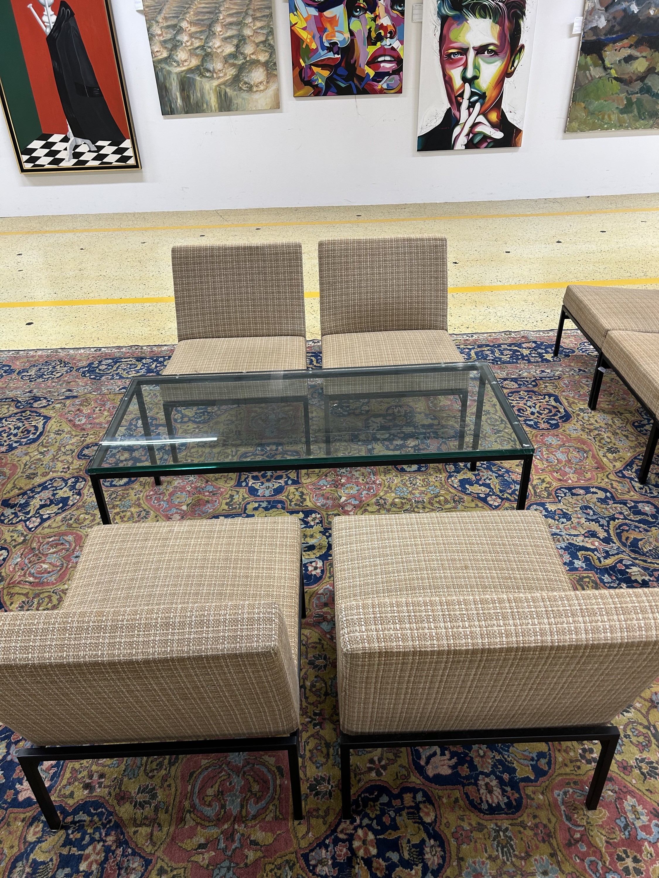 Detail b: 4 Sessel und ein Tisch, Thonet, Entw. Eddie Harlis (1928-1985), Vierkantstahl -Gestell schwarz lackiert, Sitz und Rückenlehne mit sandfarben ...