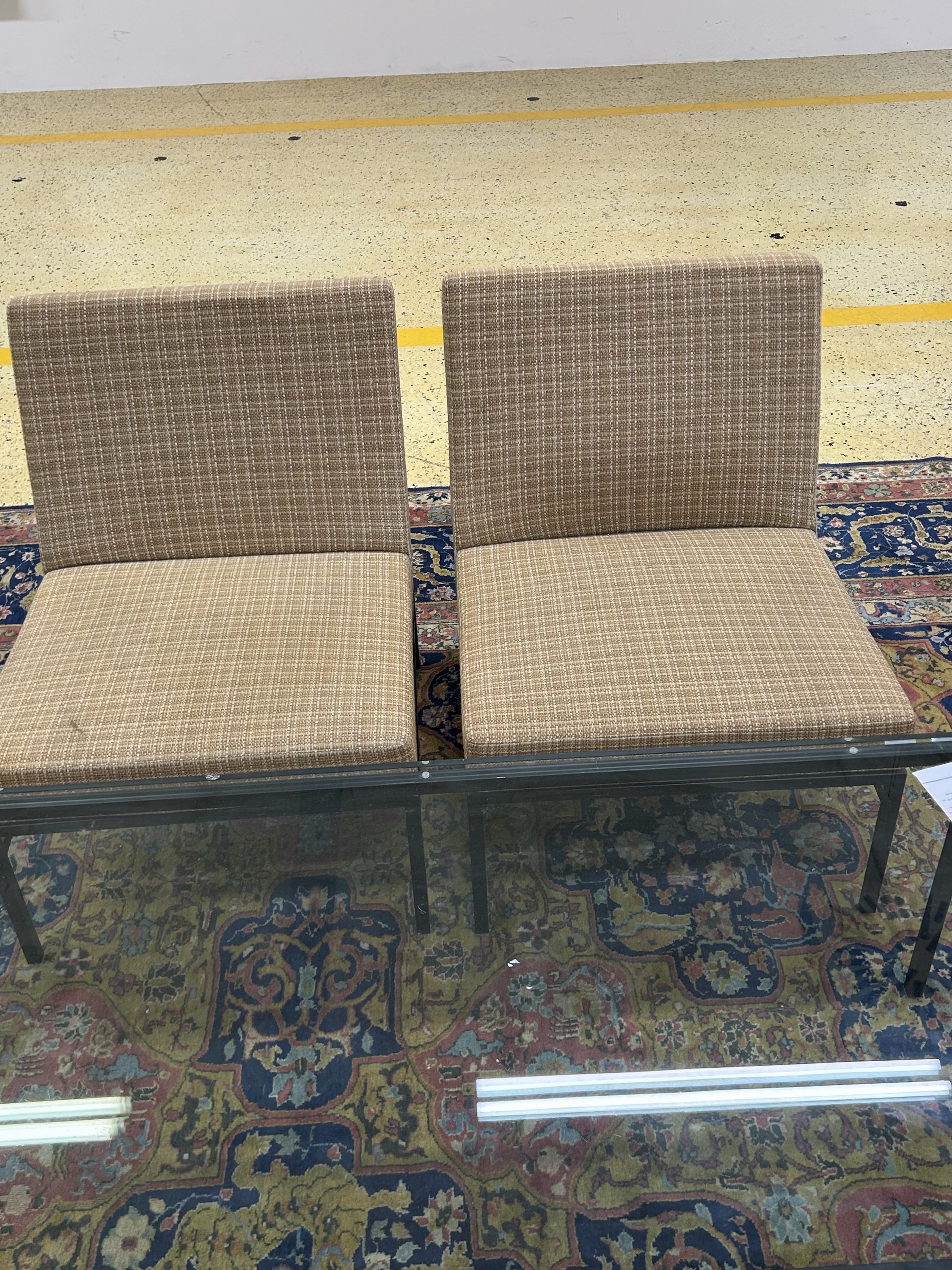 Detail c: 4 Sessel und ein Tisch, Thonet, Entw. Eddie Harlis (1928-1985), Vierkantstahl -Gestell schwarz lackiert, Sitz und Rückenlehne mit sandfarben ...