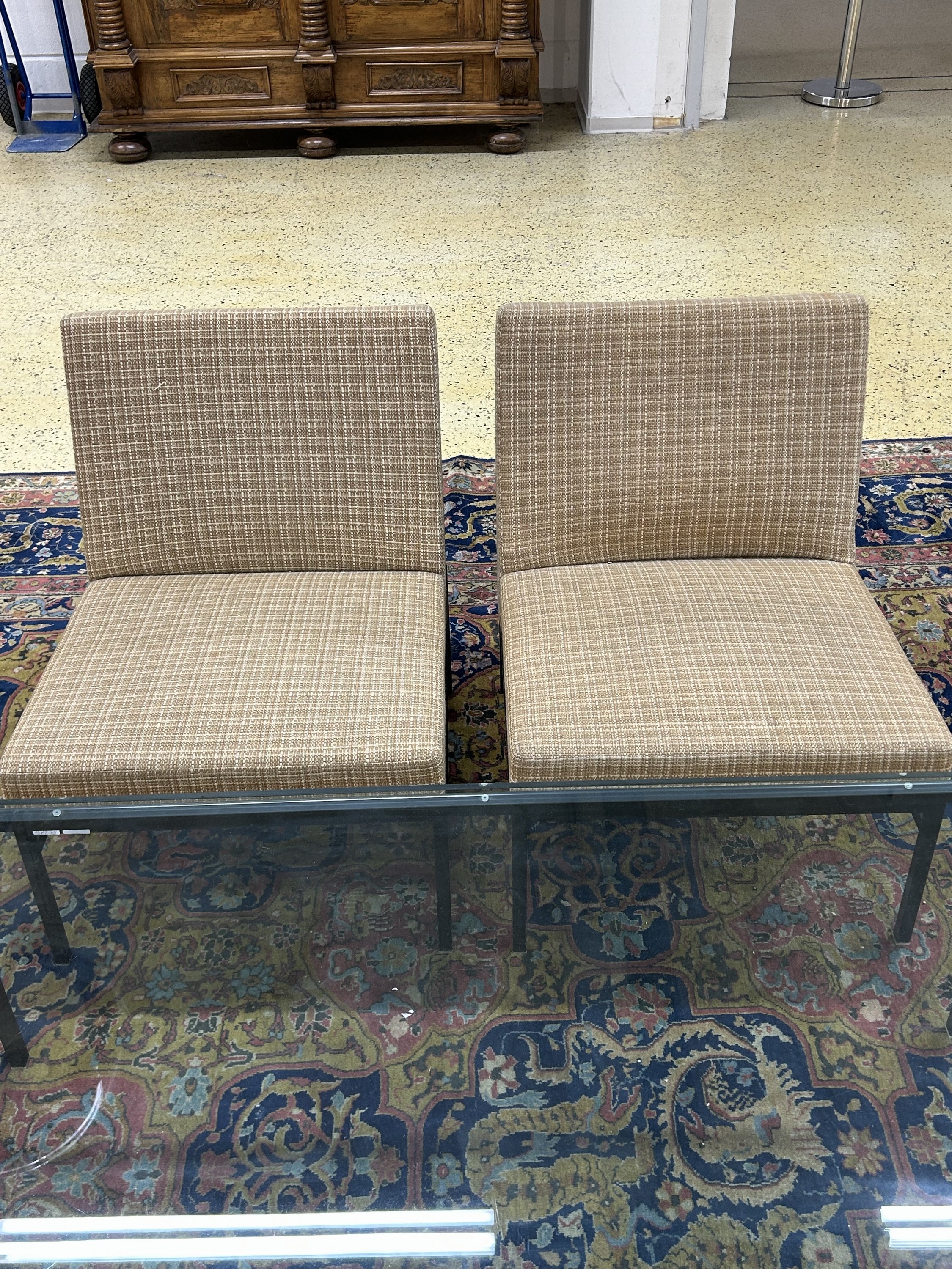 Detail d: 4 Sessel und ein Tisch, Thonet, Entw. Eddie Harlis (1928-1985), Vierkantstahl -Gestell schwarz lackiert, Sitz und Rückenlehne mit sandfarben ...