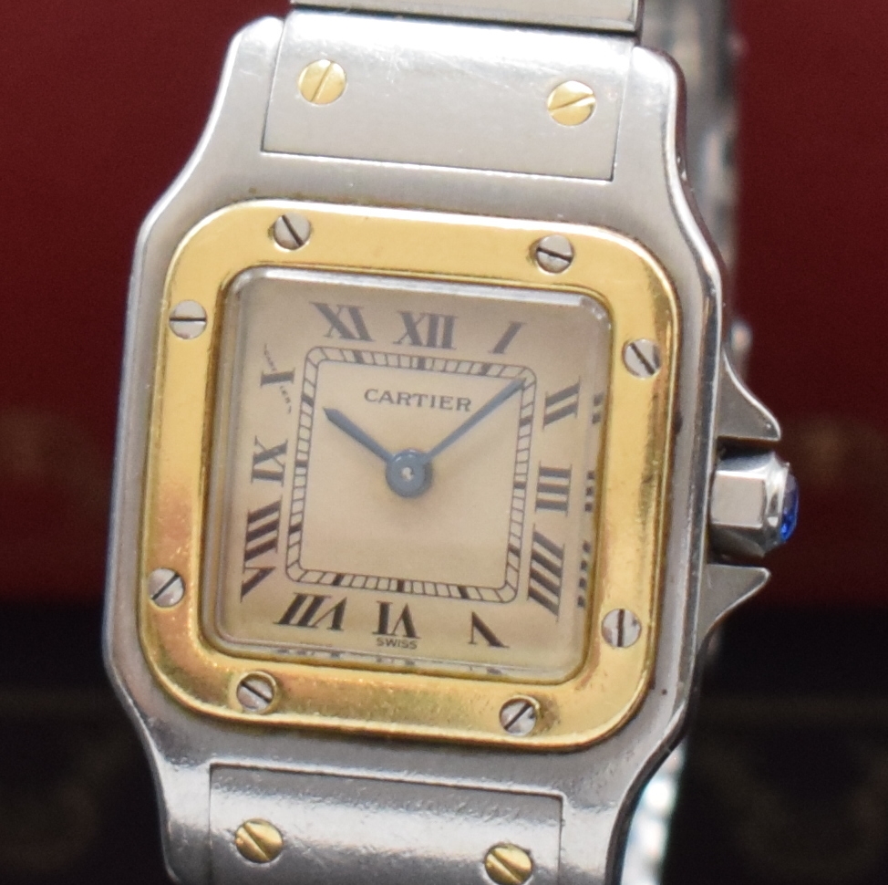 Detail a: CARTIER Santos Damenarmbanduhr in Stahl/Gold Referenz 1057930, Schweiz um 2000, quarz, leicht gebogenes Geh., Boden 8-fach verschr., orig. ...