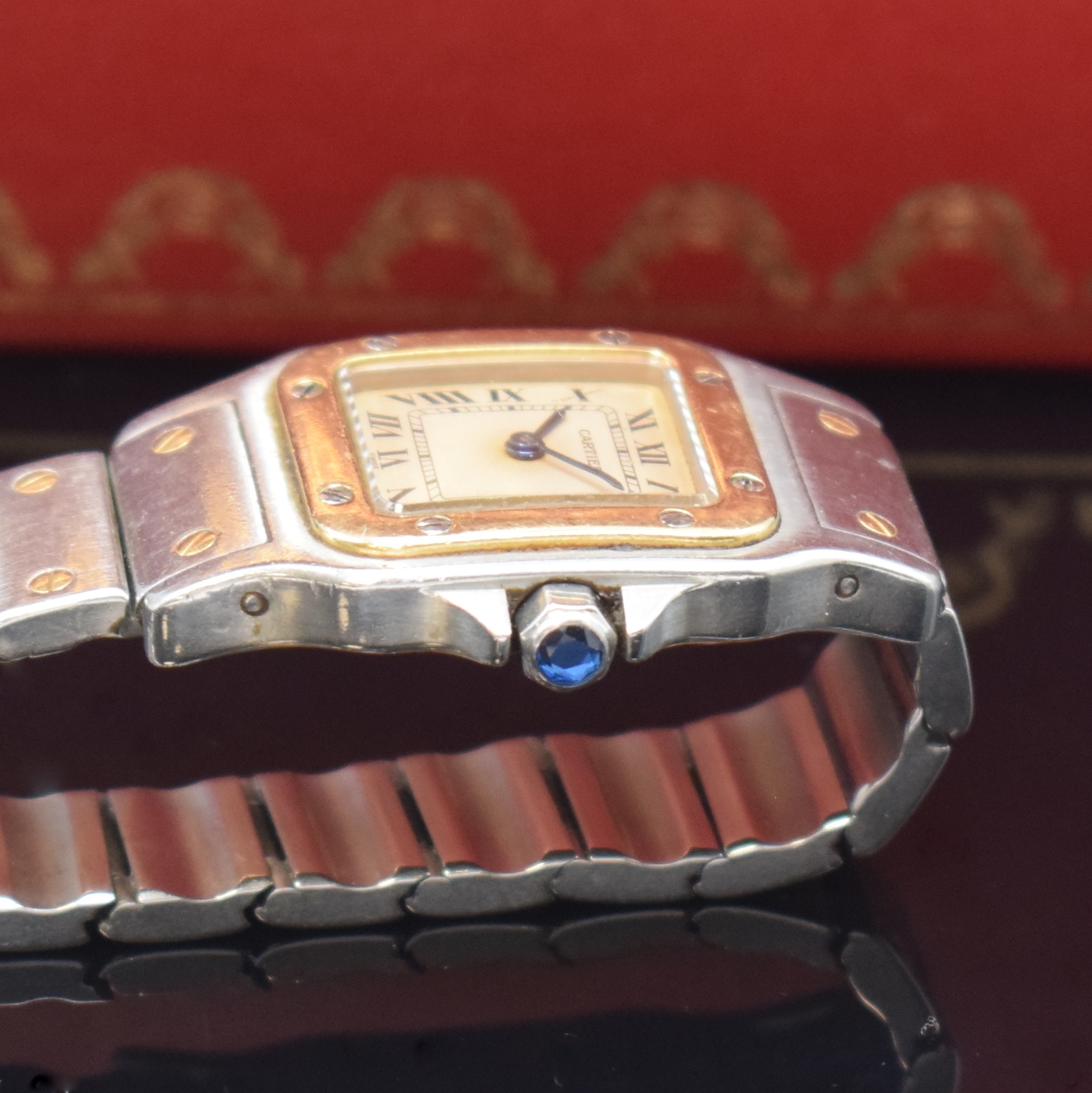 Detail c: CARTIER Santos Damenarmbanduhr in Stahl/Gold Referenz 1057930, Schweiz um 2000, quarz, leicht gebogenes Geh., Boden 8-fach verschr., orig. ...