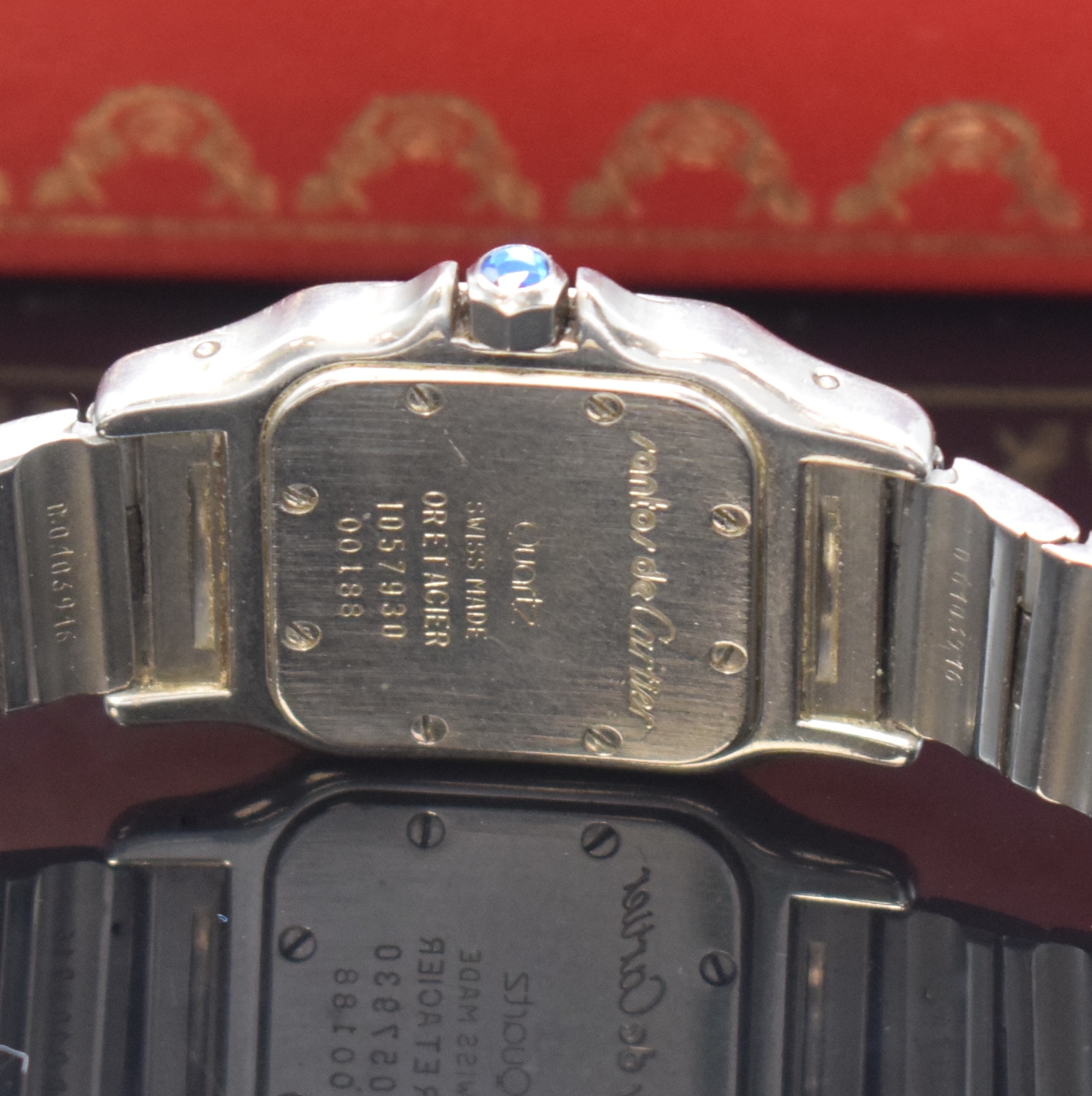 Detail d: CARTIER Santos Damenarmbanduhr in Stahl/Gold Referenz 1057930, Schweiz um 2000, quarz, leicht gebogenes Geh., Boden 8-fach verschr., orig. ...